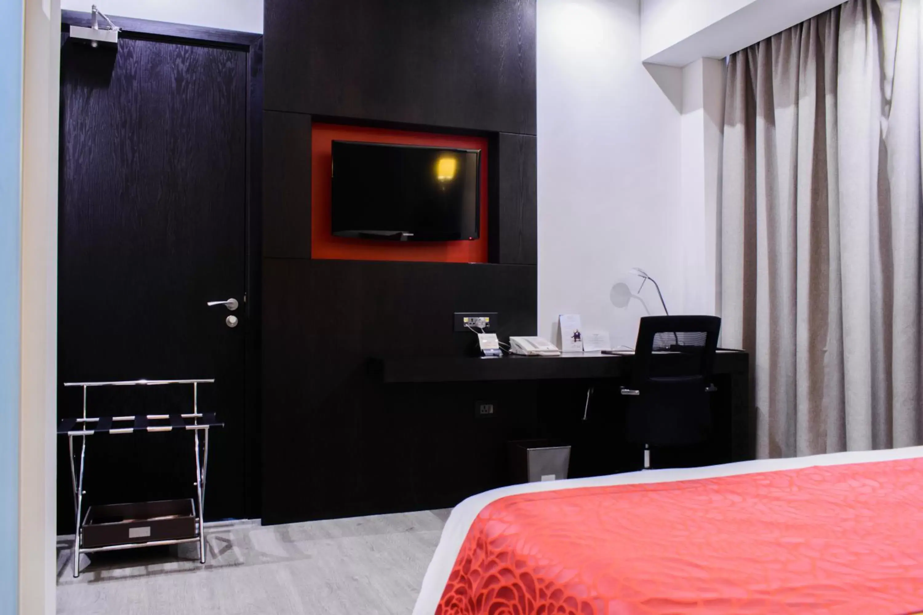 Bed, TV/Entertainment Center in Onomo Hotel Dar es Salaam