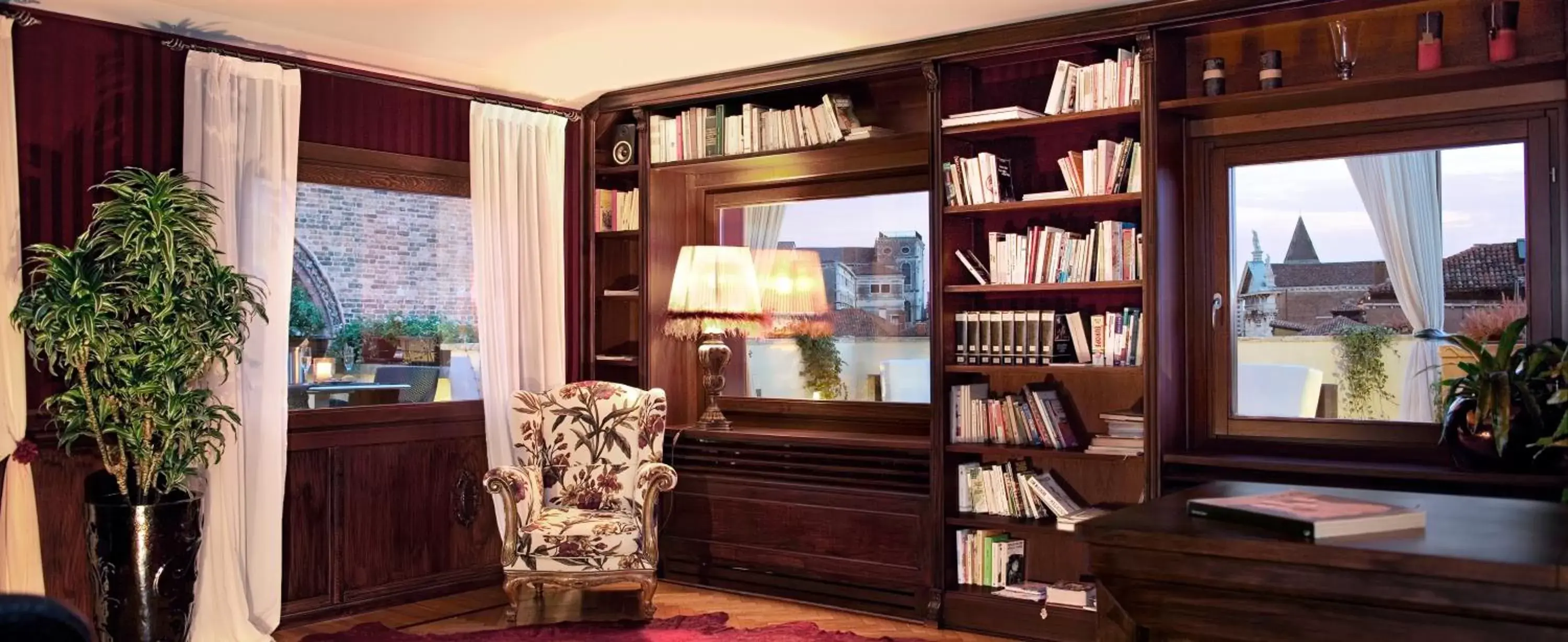 Library in B&B Bloom Settimo Cielo