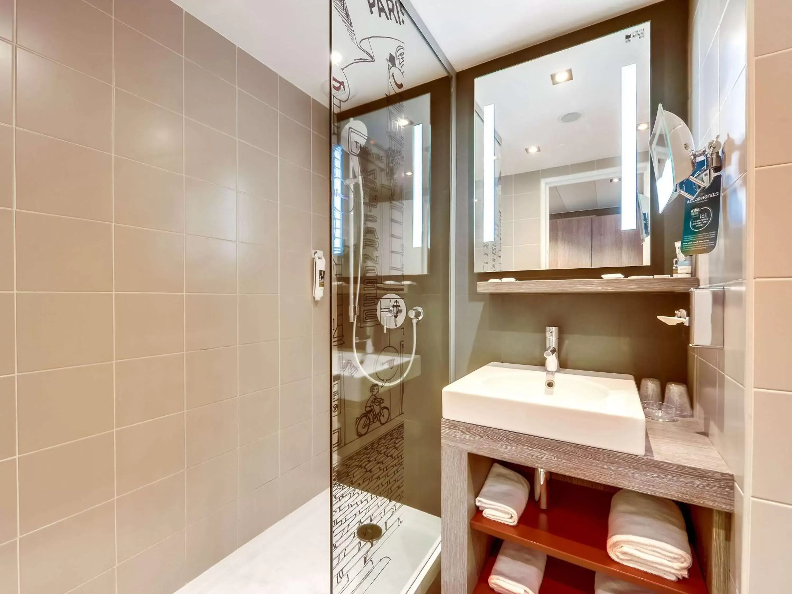 Photo of the whole room, Bathroom in Mercure Paris Gare Montparnasse