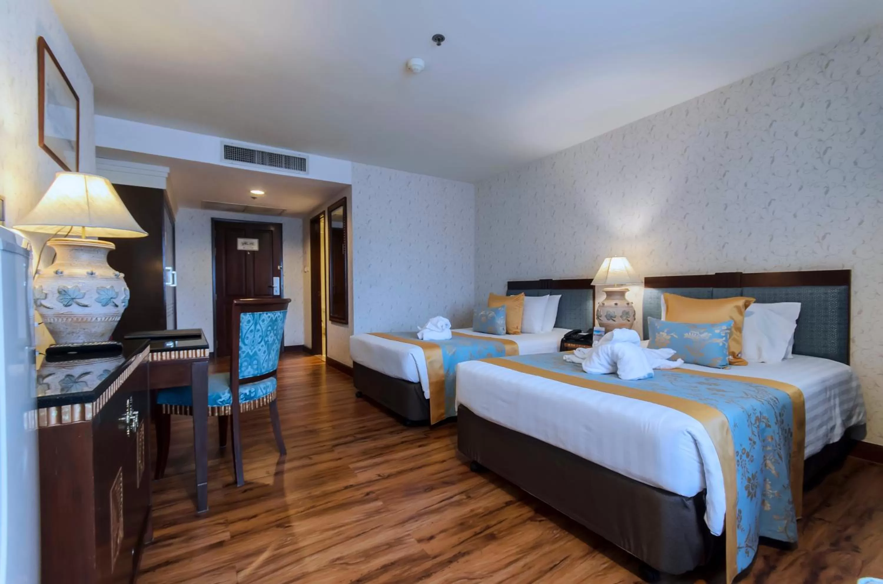 Photo of the whole room, Bed in Prince Palace Hotel Bangkok