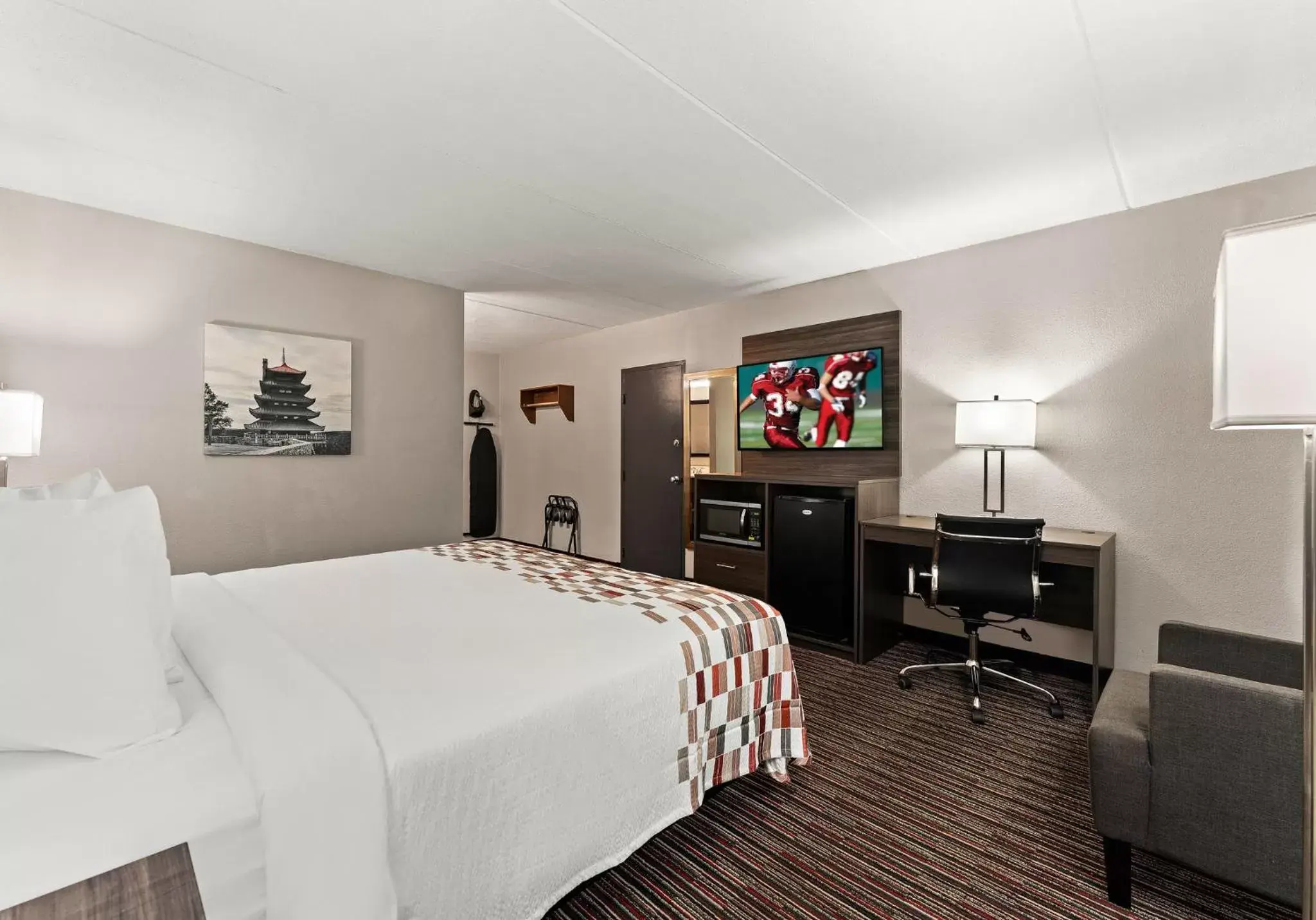 Photo of the whole room, Bed in Red Roof Inn Reading Photo of the whole room, Bed in Red Roof Inn Reading