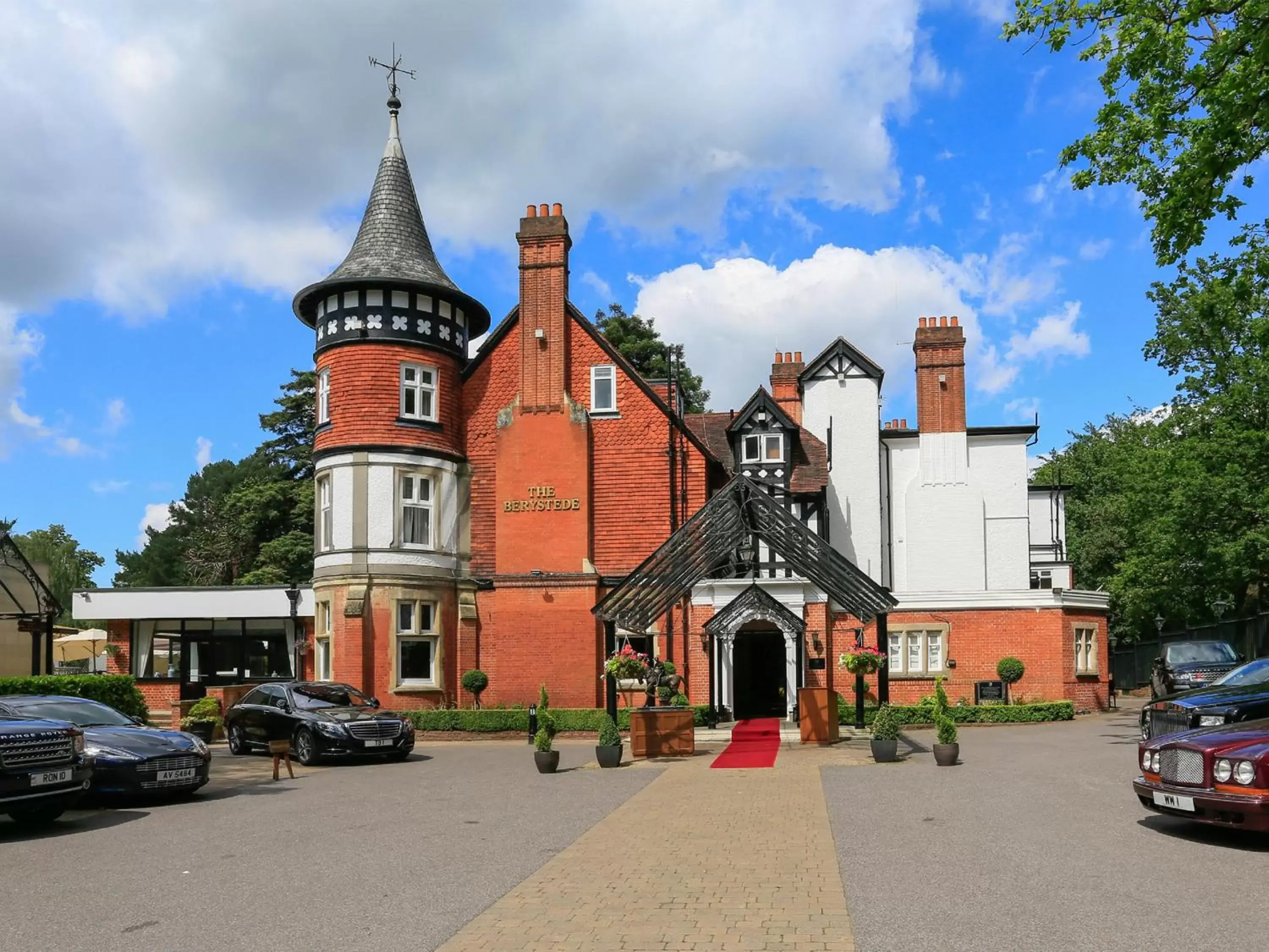 Facade/entrance, Property Building in Macdonald Berystede Hotel & Spa