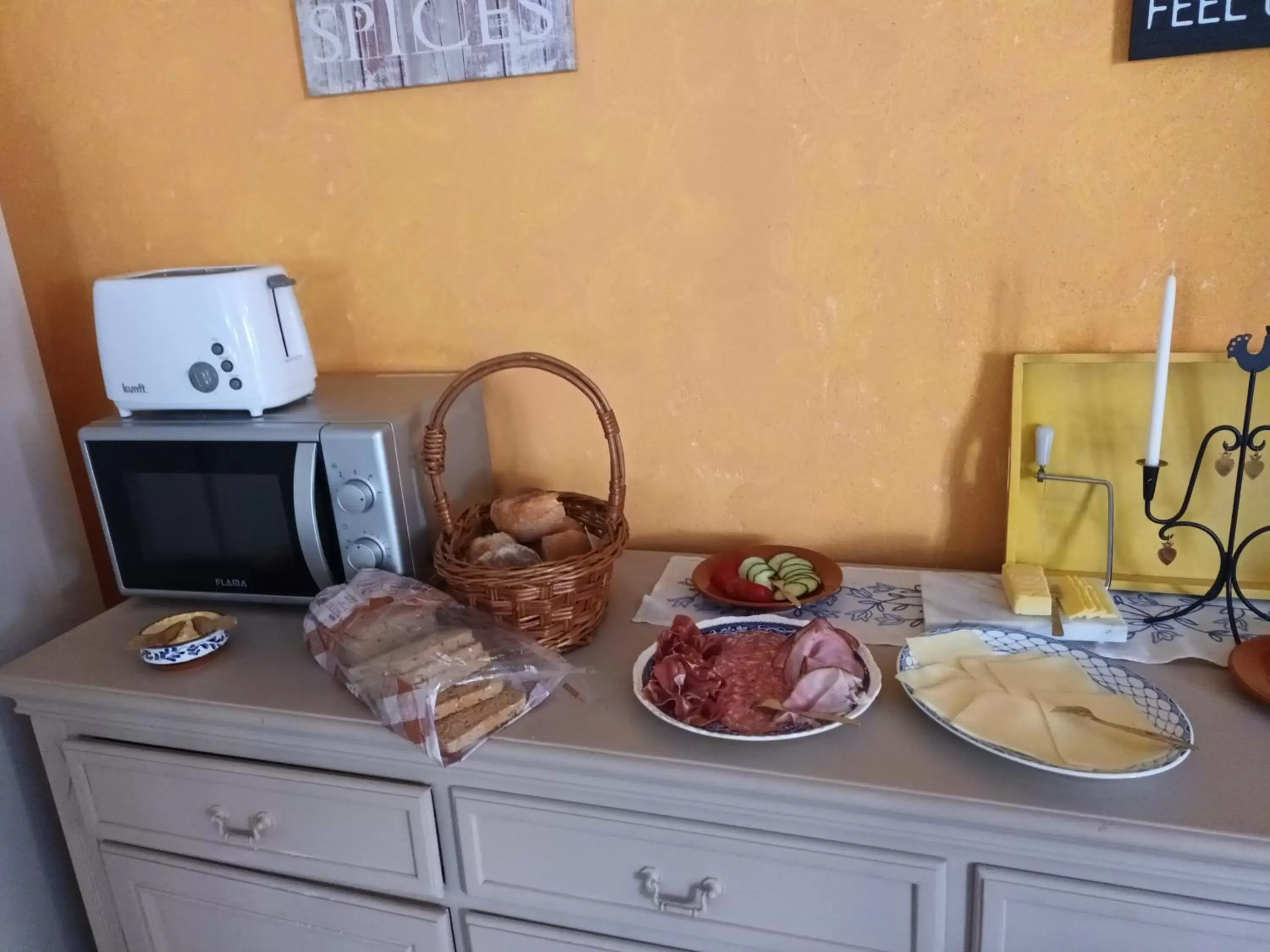 Food and drinks, TV/Entertainment Center in B&B Quinta da Romãzeira