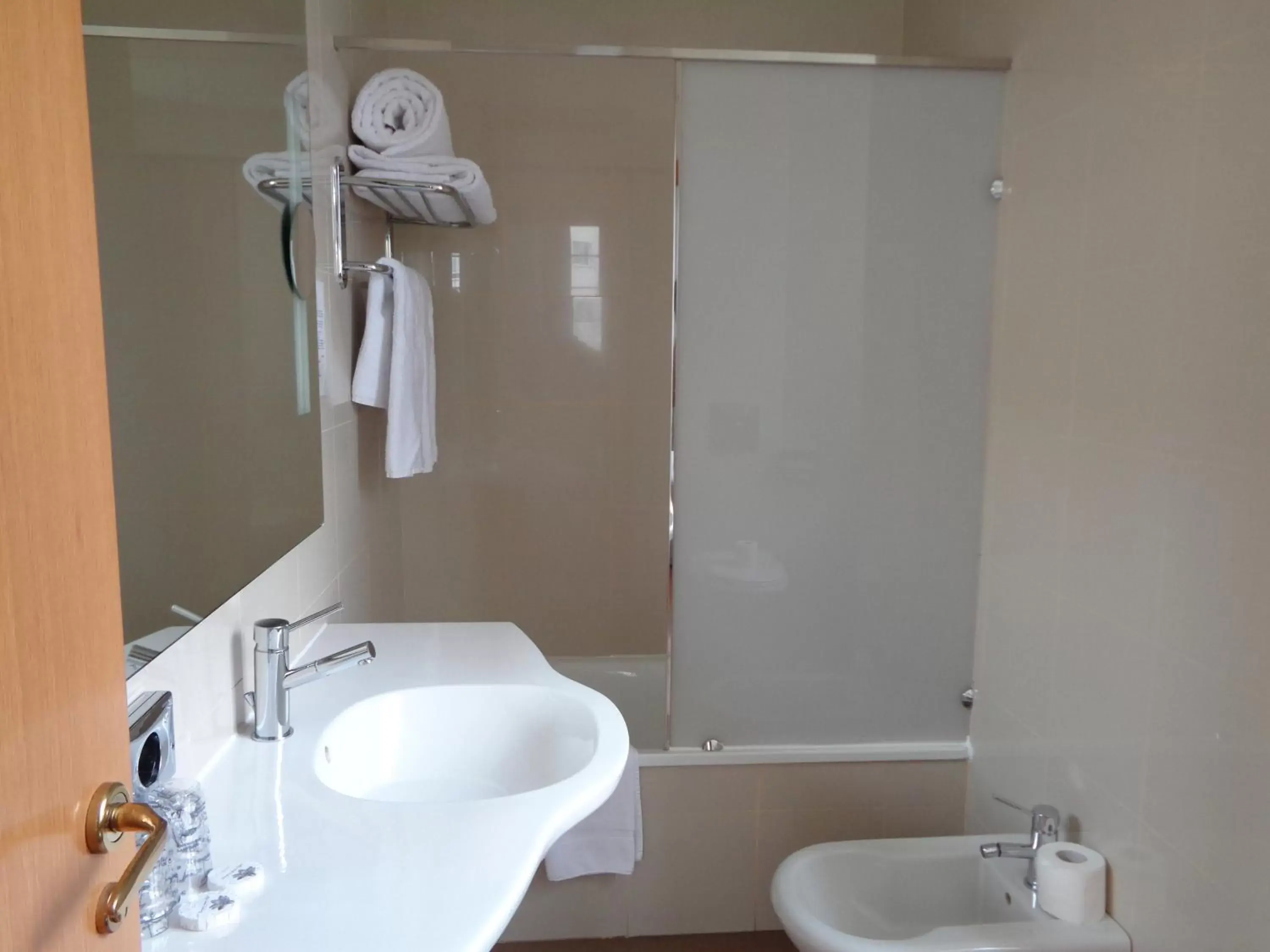 Toilet, Bathroom in Hotel Villa De Betanzos