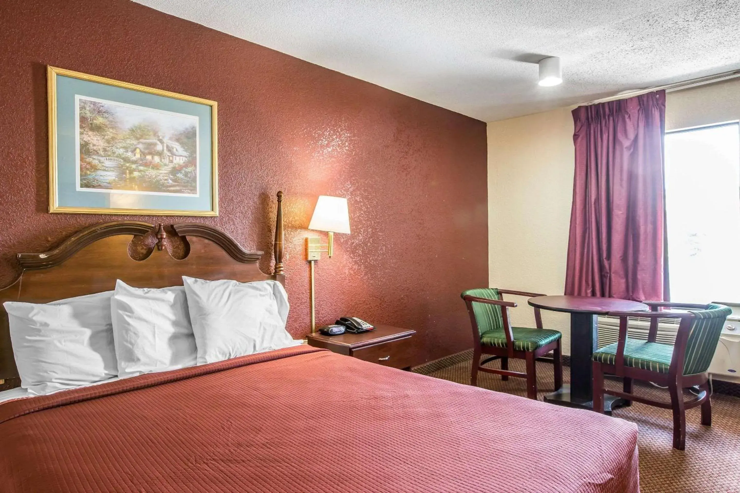 Photo of the whole room, Bed in Rodeway Inn Expo Center