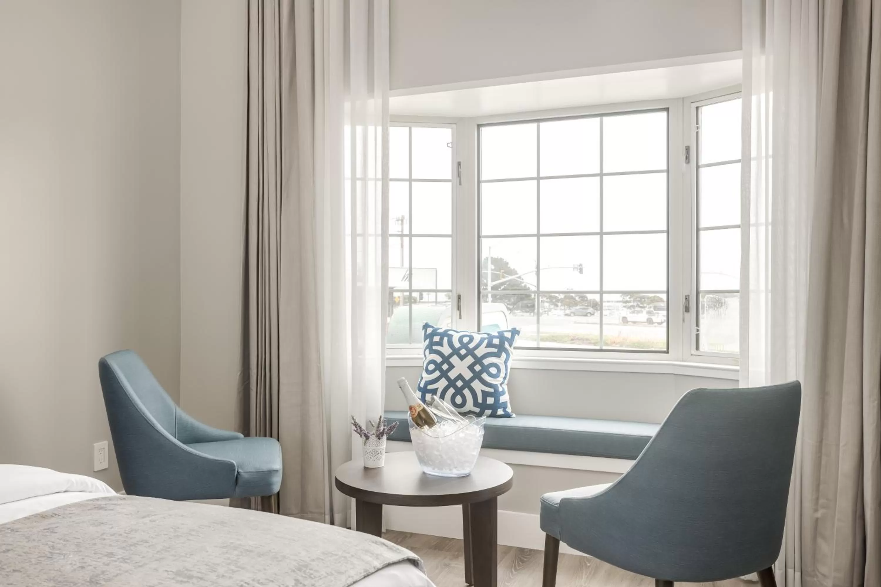 Shower, Bed in Harbor View Inn