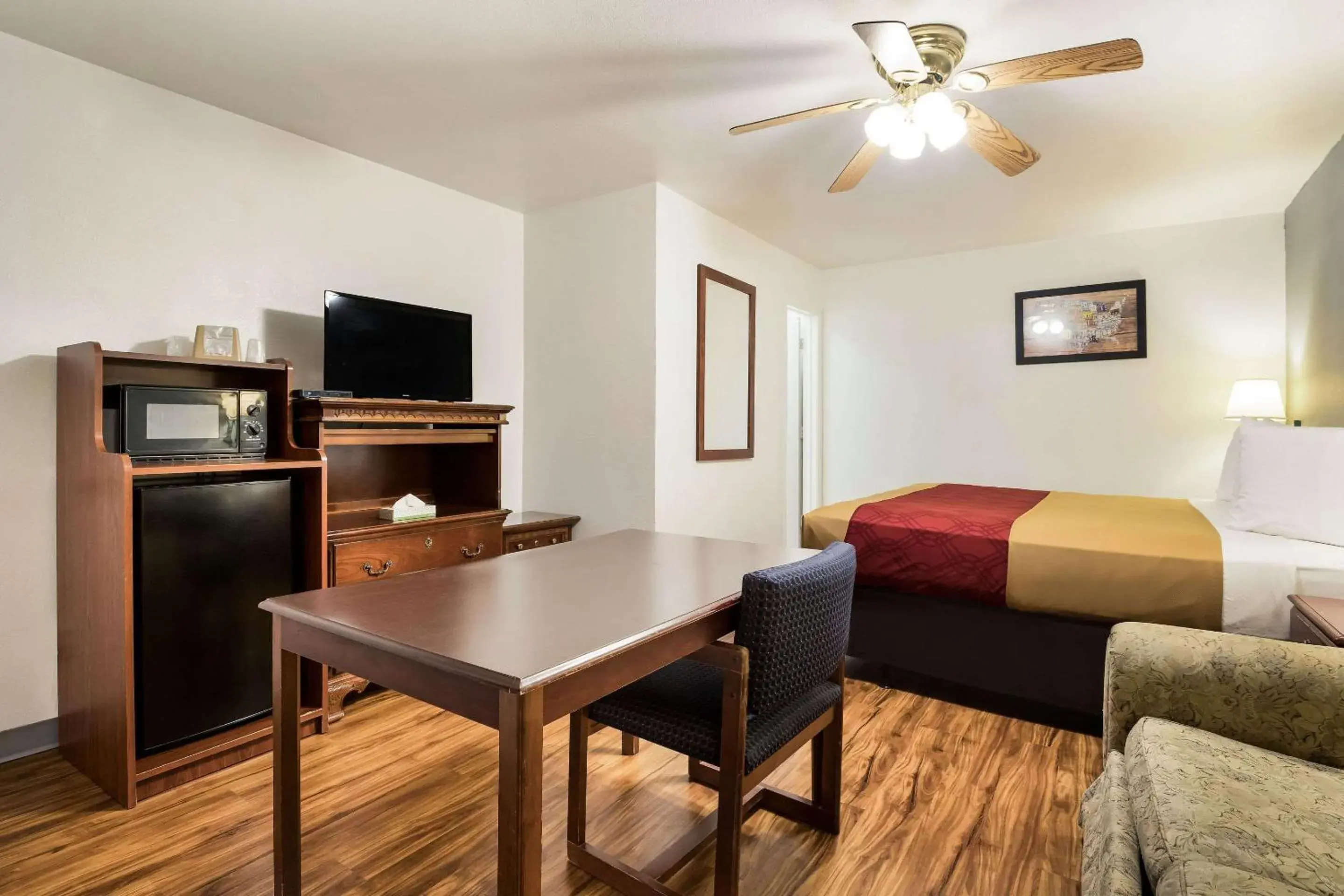 Bedroom, Seating Area in Econo Lodge Bartlesville Hwy 75