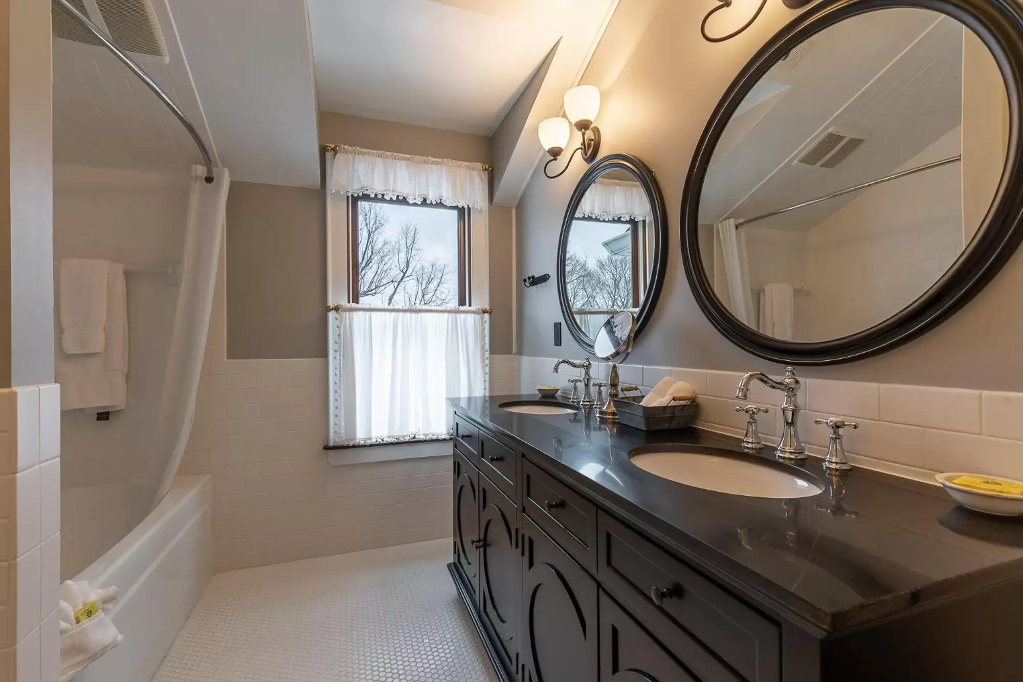 Bathroom in Steele Mansion Inn & Gathering Hub