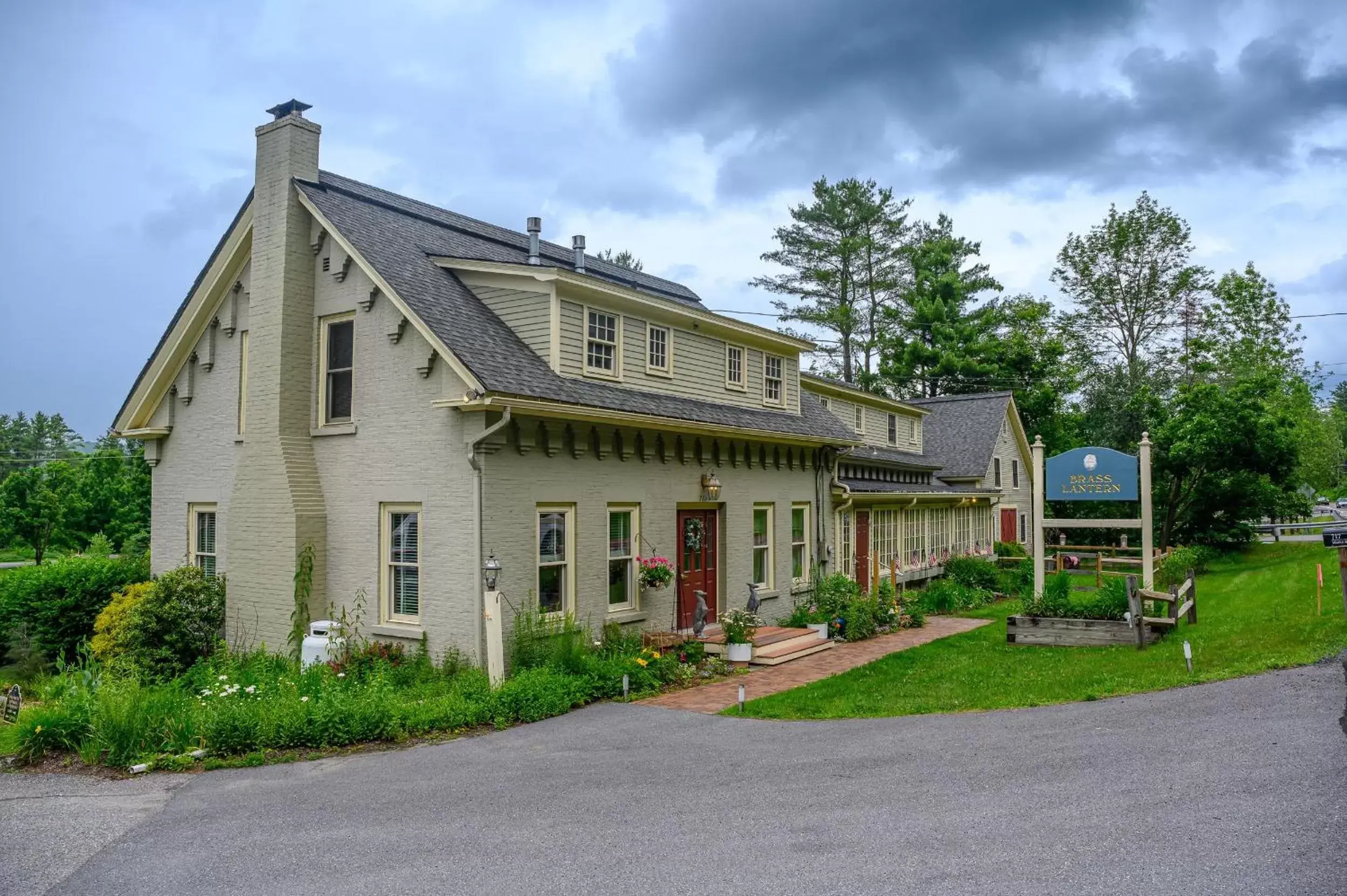 Property Building in Brass Lantern Inn