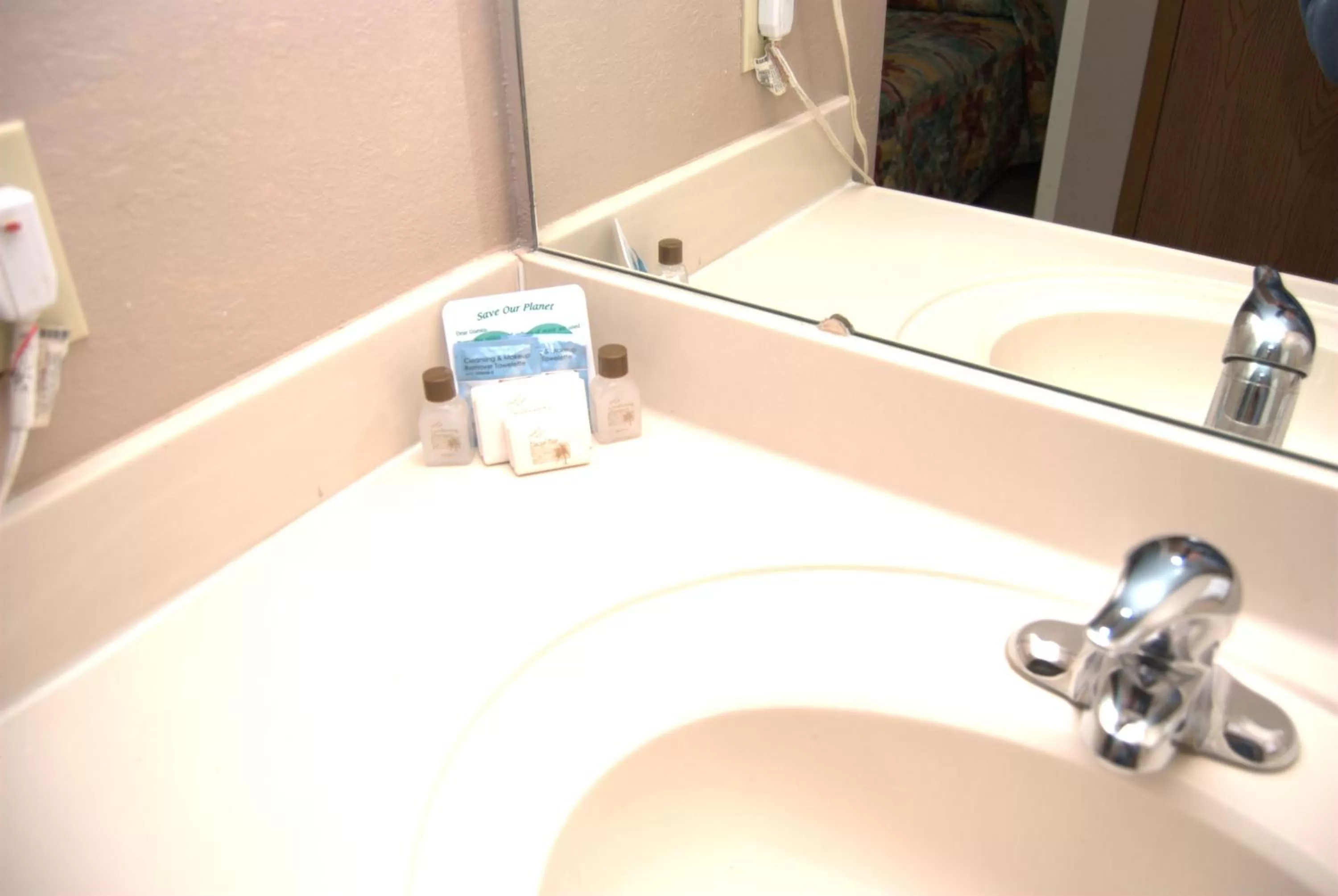 Hot Tub, Bathroom in Commodore Resort