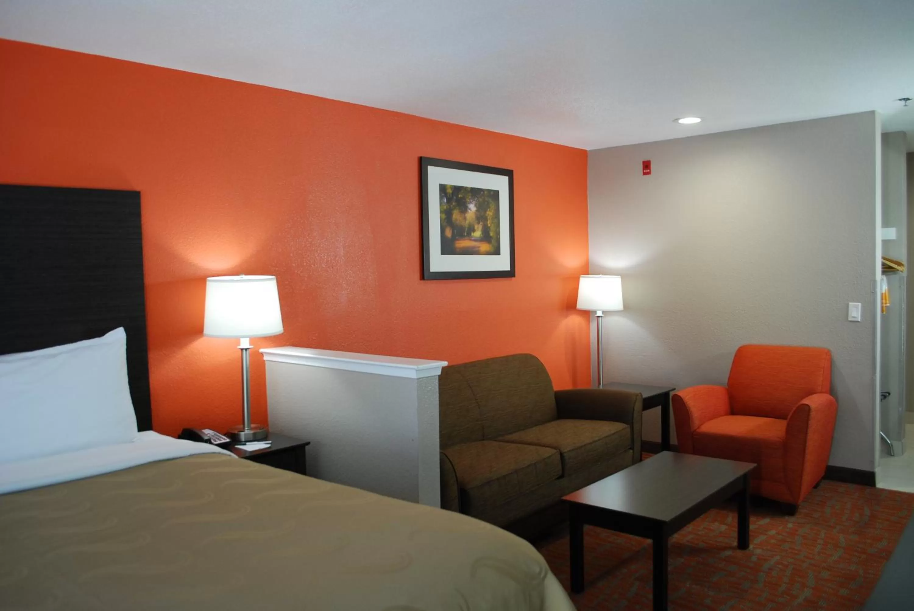 Seating area, Bed in Quality Inn & Suites Fresno Northwest