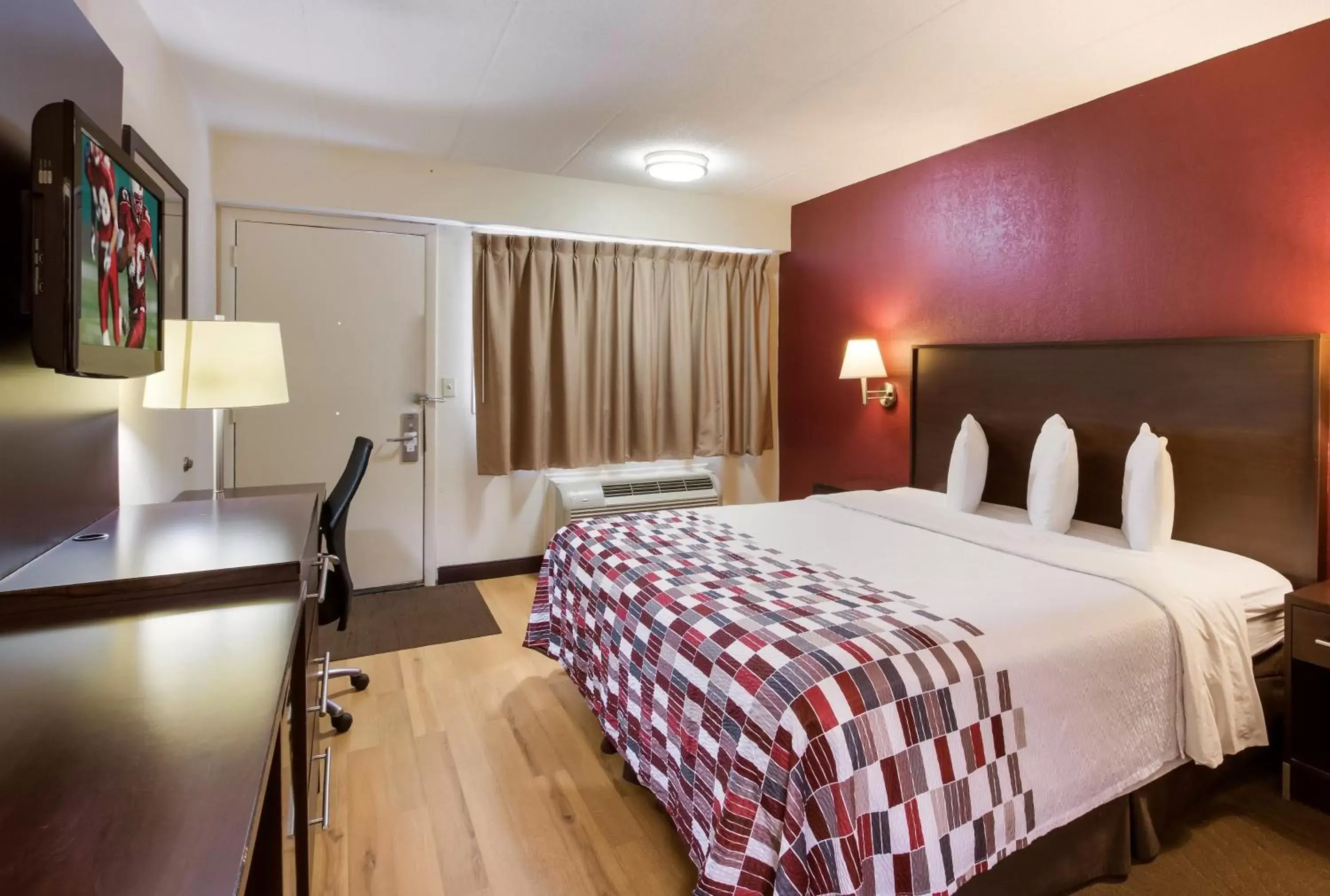 Bedroom, Bed in Red Roof Inn Dayton - Fairborn/Nutter Center