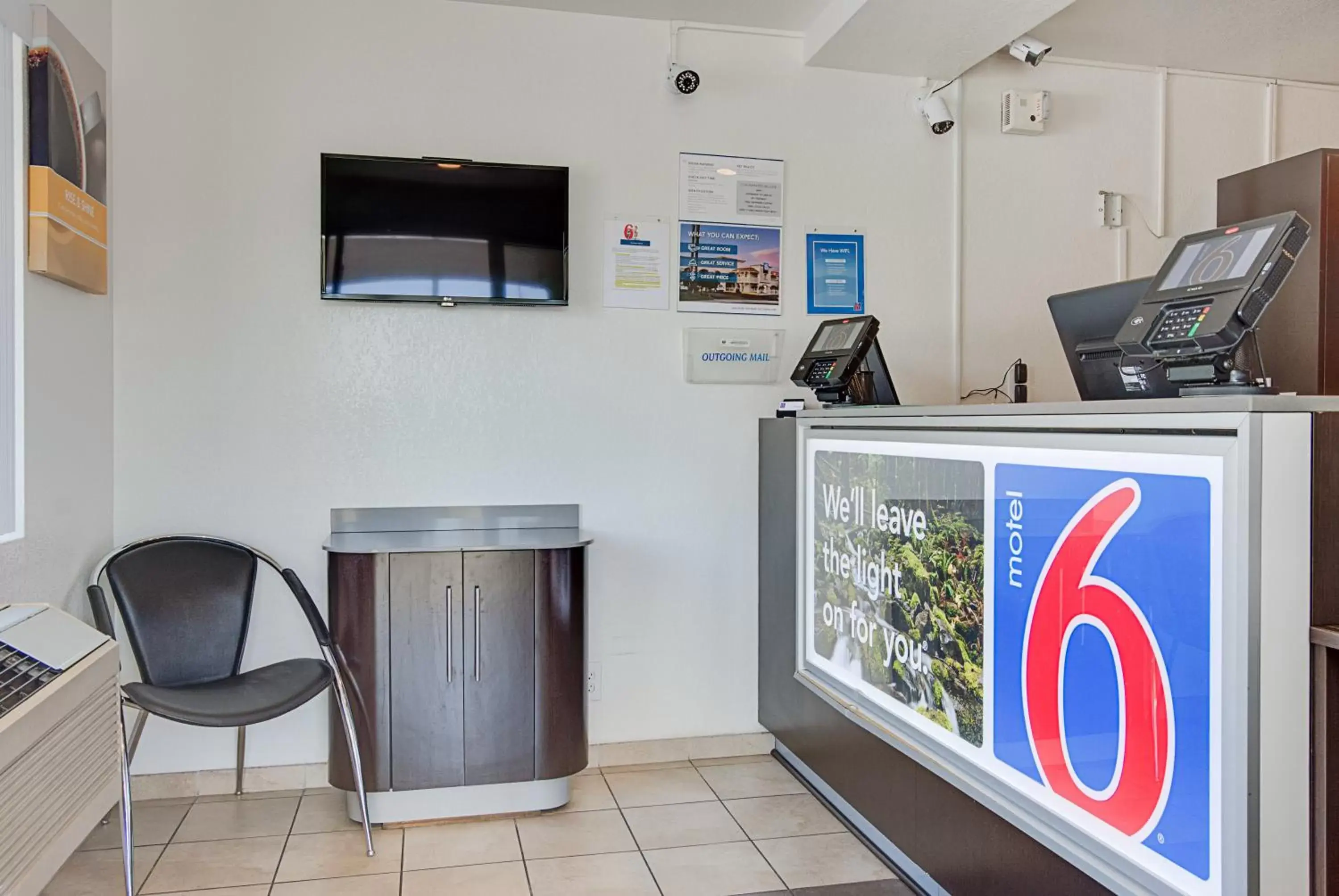 Lobby or reception, Lobby/Reception in Motel 6-Kelso, WA - Mt. St. Helens