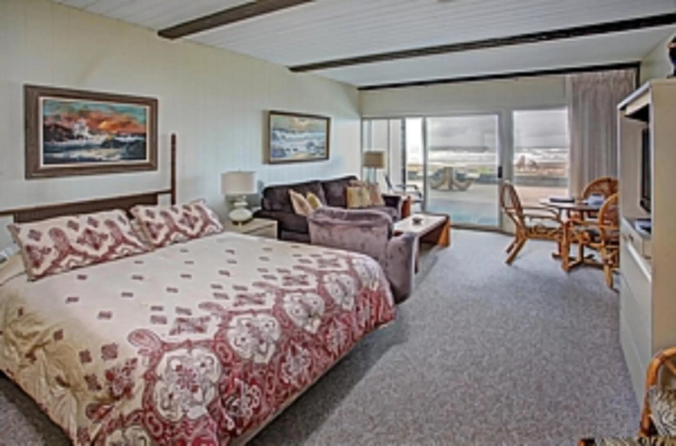 Photo of the whole room, Bed in Lanai at the Cove