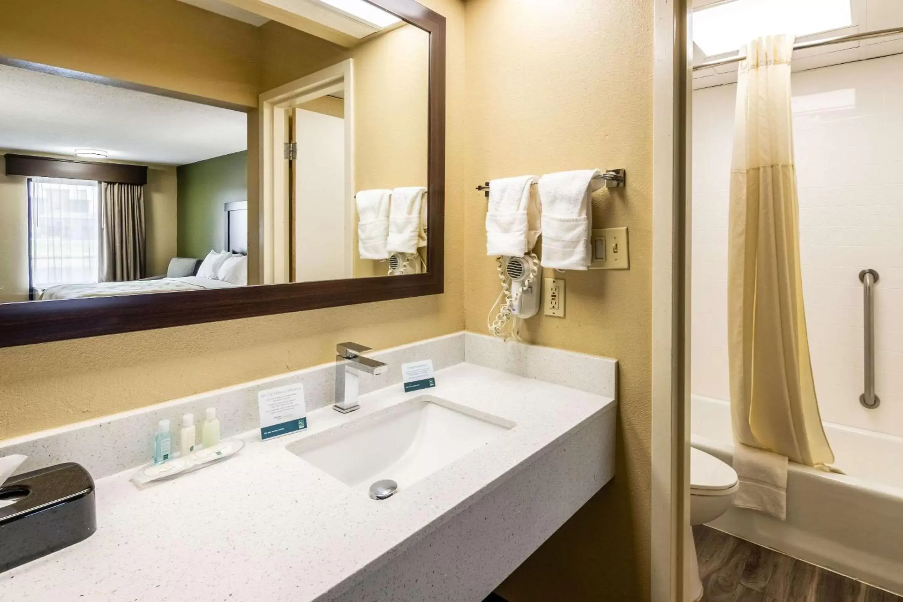 Photo of the whole room, Bathroom in Quality Inn National Fairgrounds Area