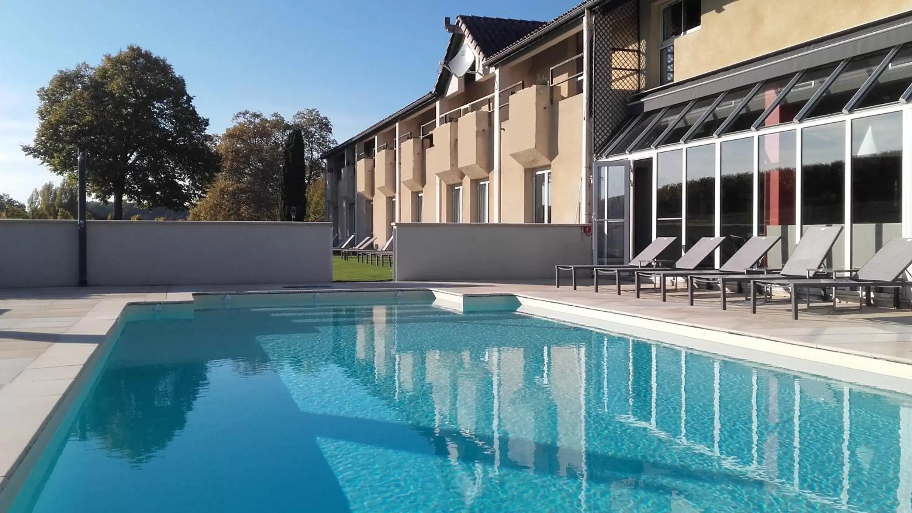 Swimming Pool in Les Secrets Château Pey La Tour - Groupe LOGIS HOTELS