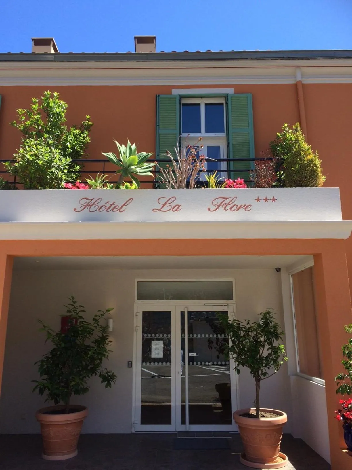 Facade/entrance in Hôtel La Flore