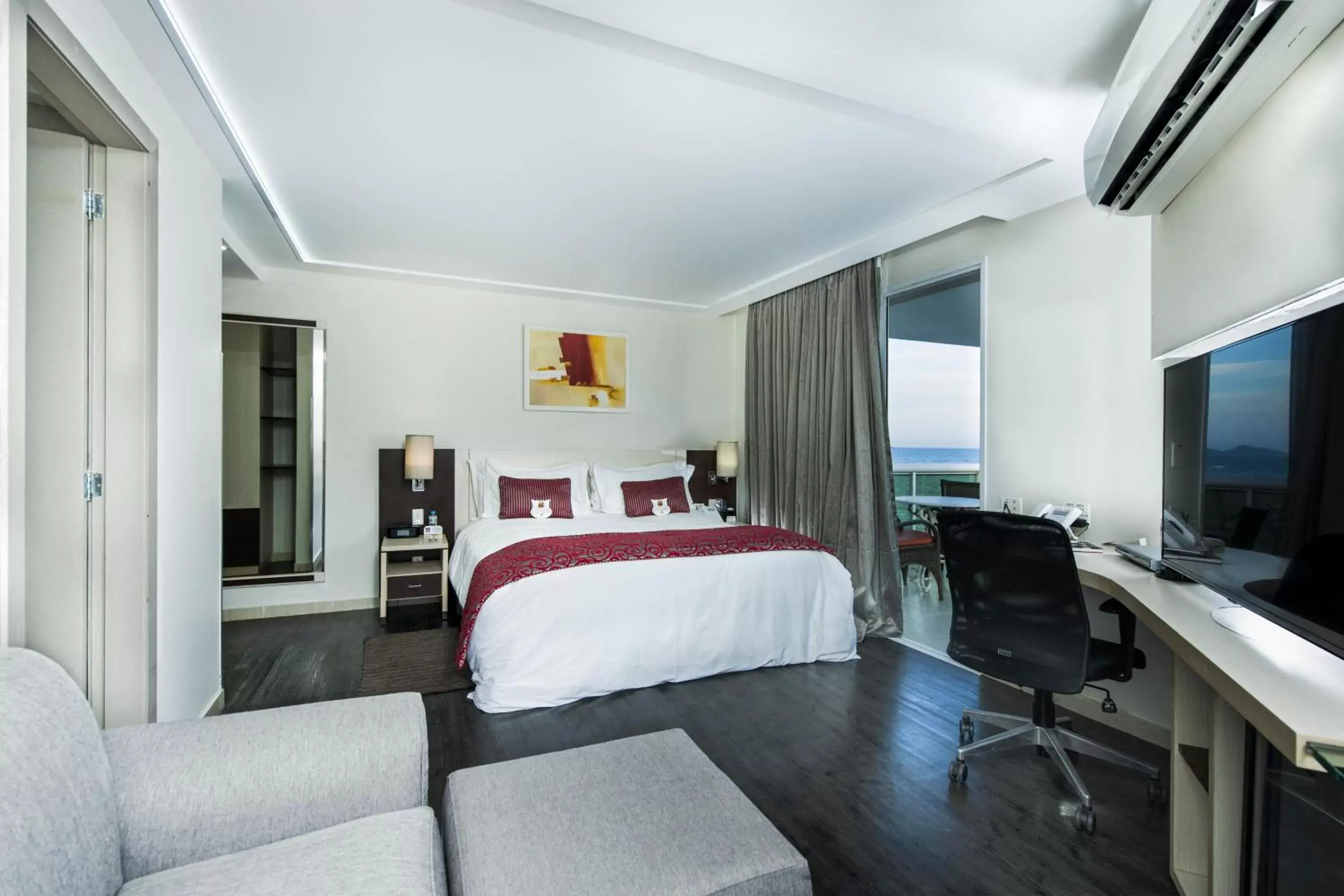 Photo of the whole room, Bed in Comfort Suites Macaé Photo of the whole room, Bed in Comfort Suites Macaé