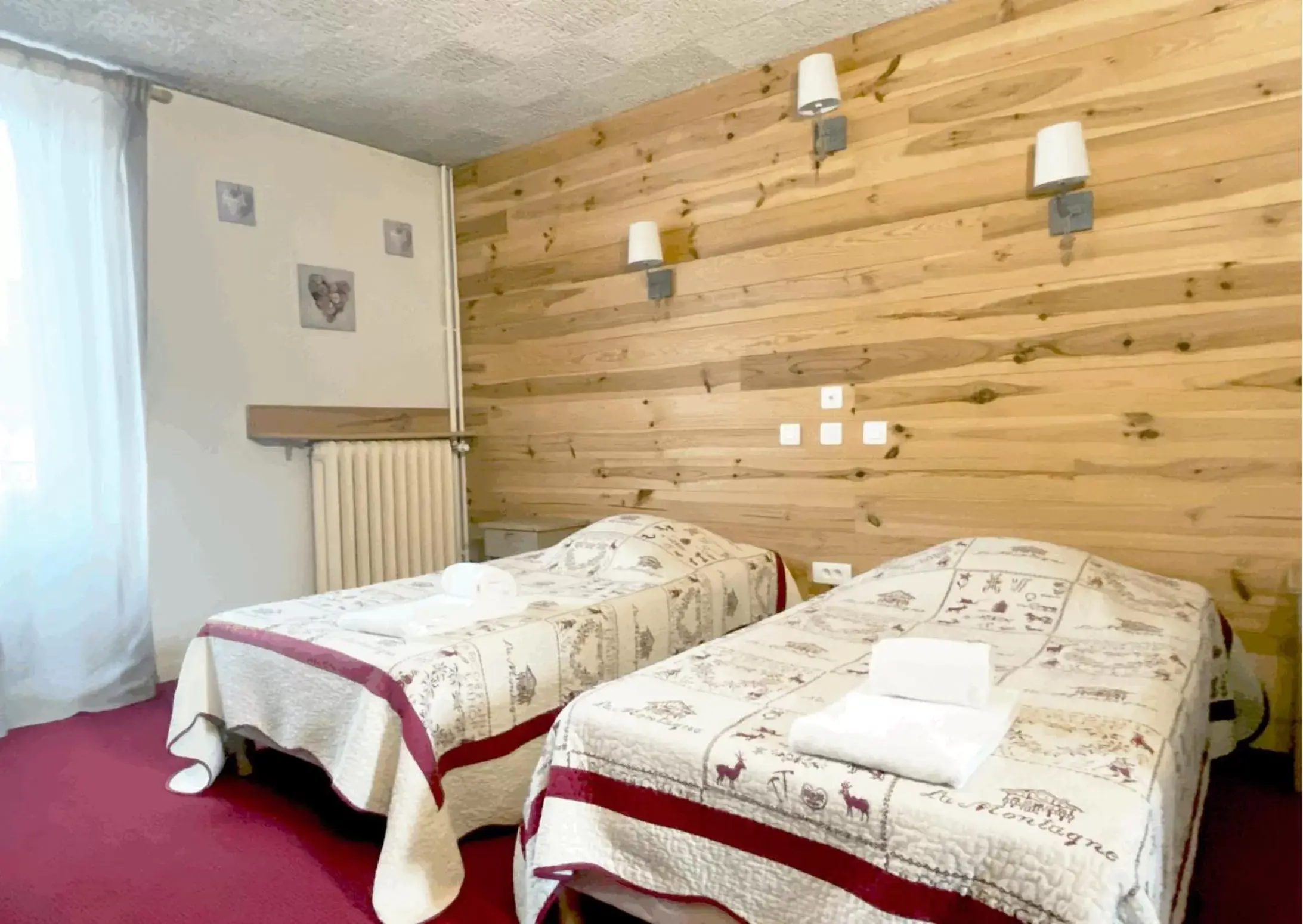Bedroom, Bed in Hôtel Le Dauphin