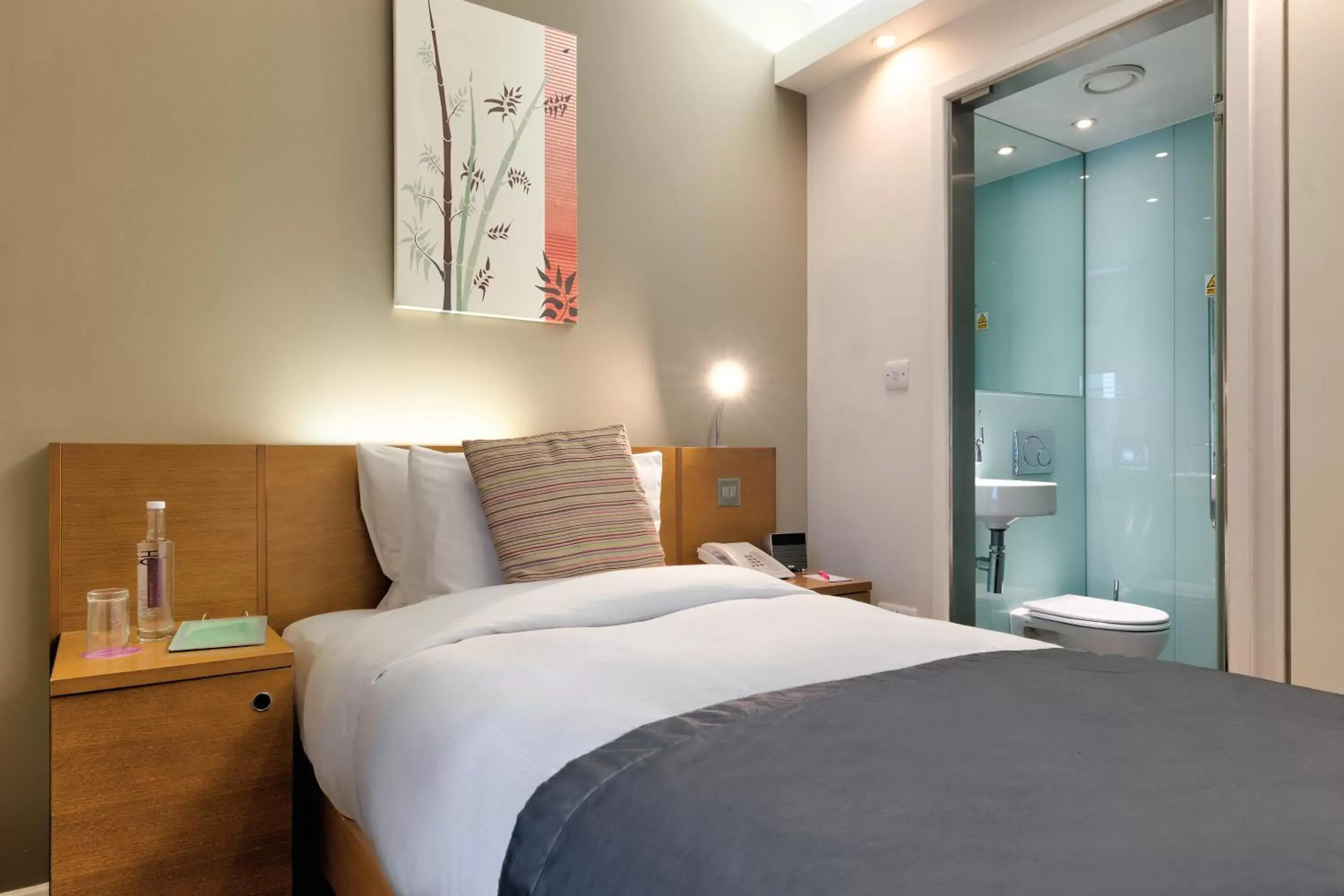 Bedroom, Bed in Ambassadors Bloomsbury