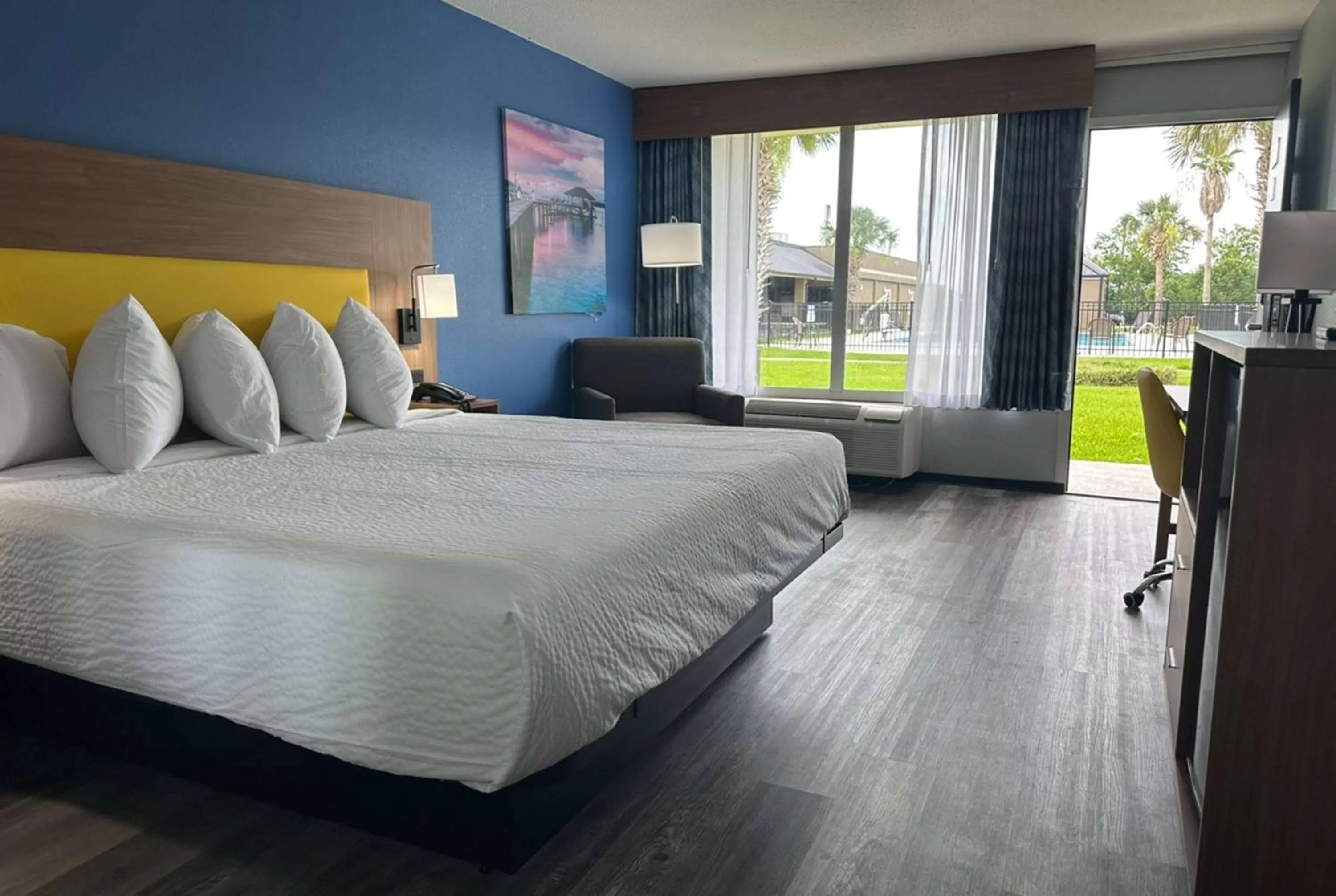 Photo of the whole room, Bed in Days Inn & Suites by Wyndham Jennings