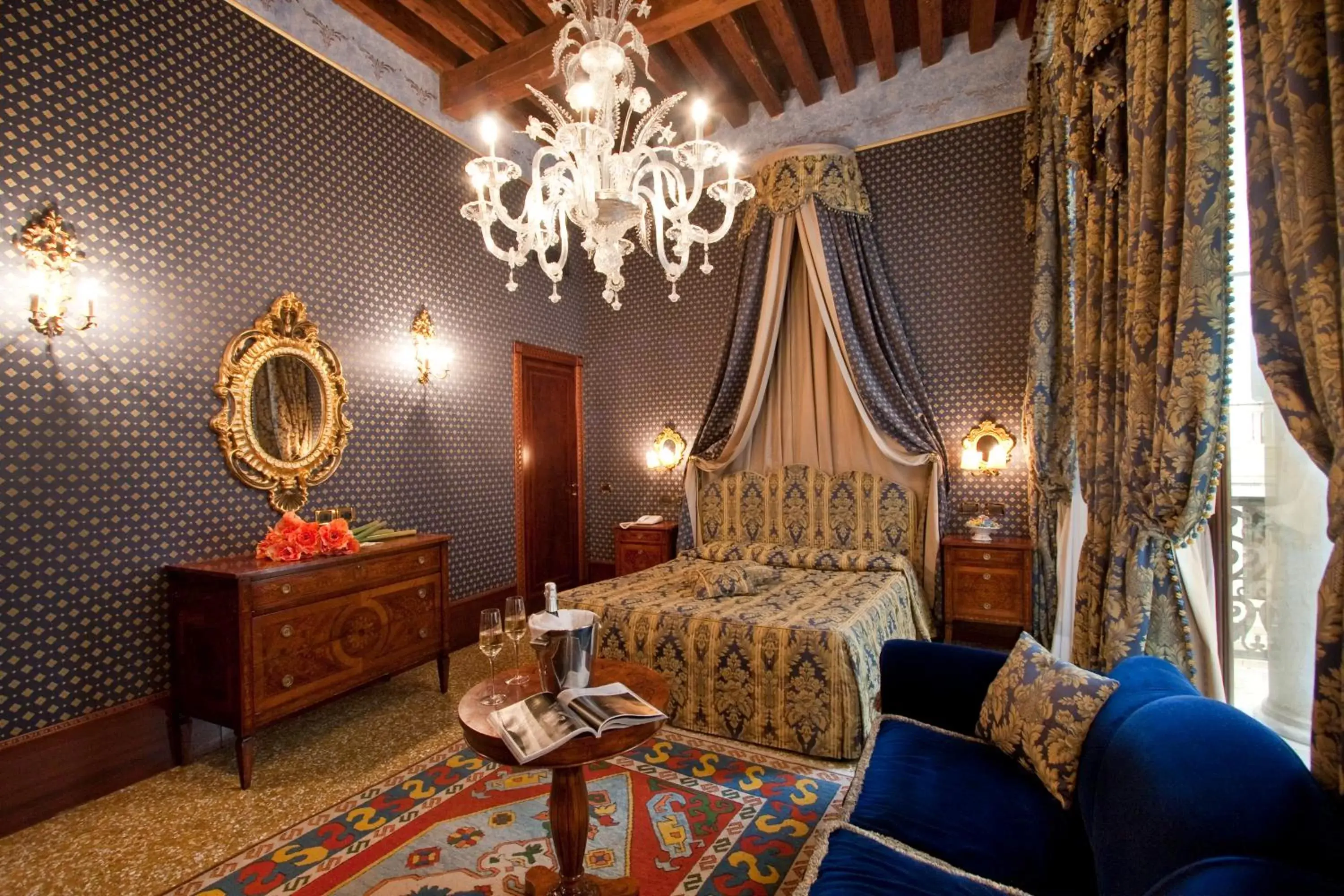 Photo of the whole room, Seating Area in Hotel Al Ponte Dei Sospiri