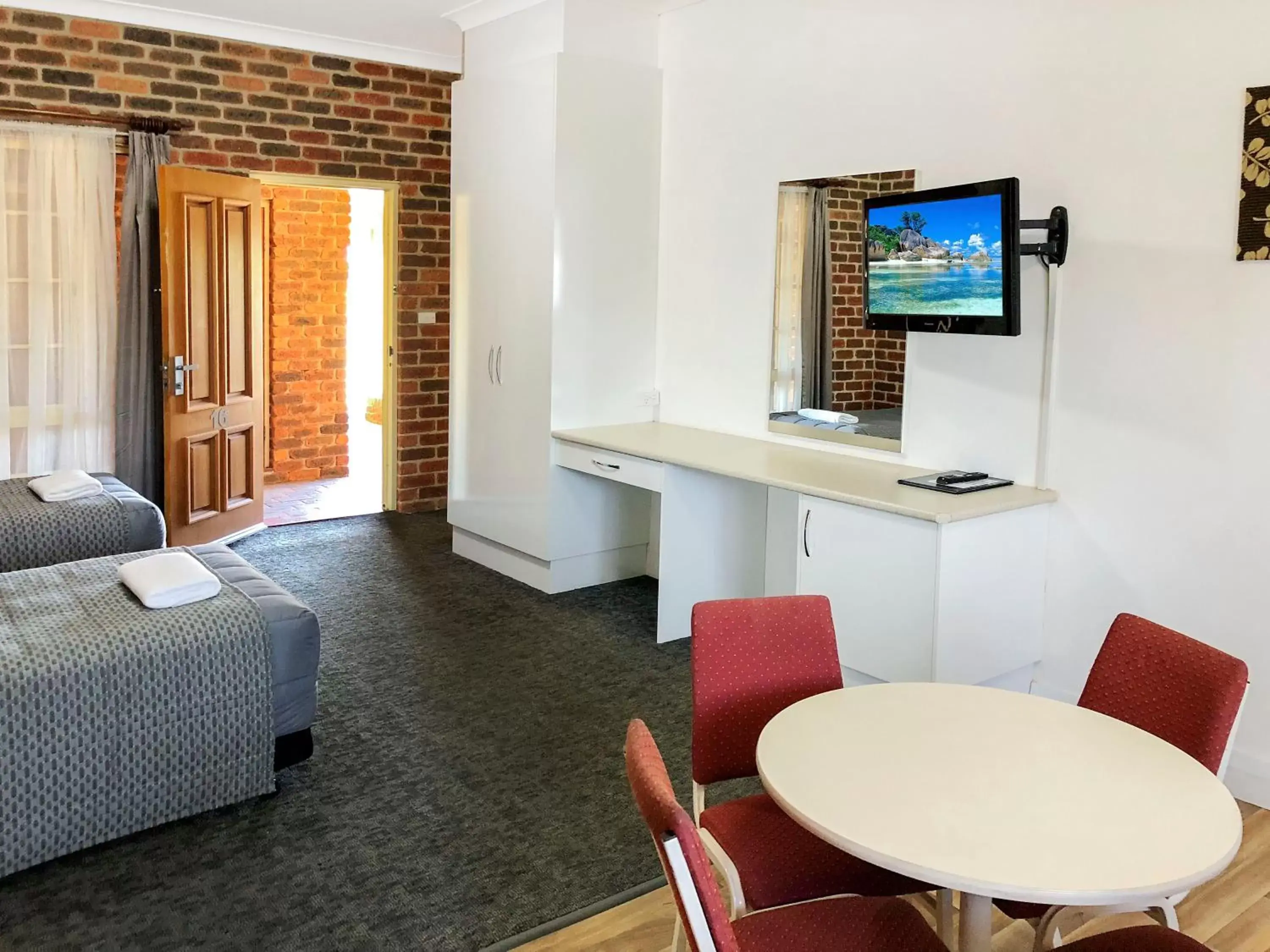 Living room, TV/Entertainment Center in Leeton Heritage Motor Inn