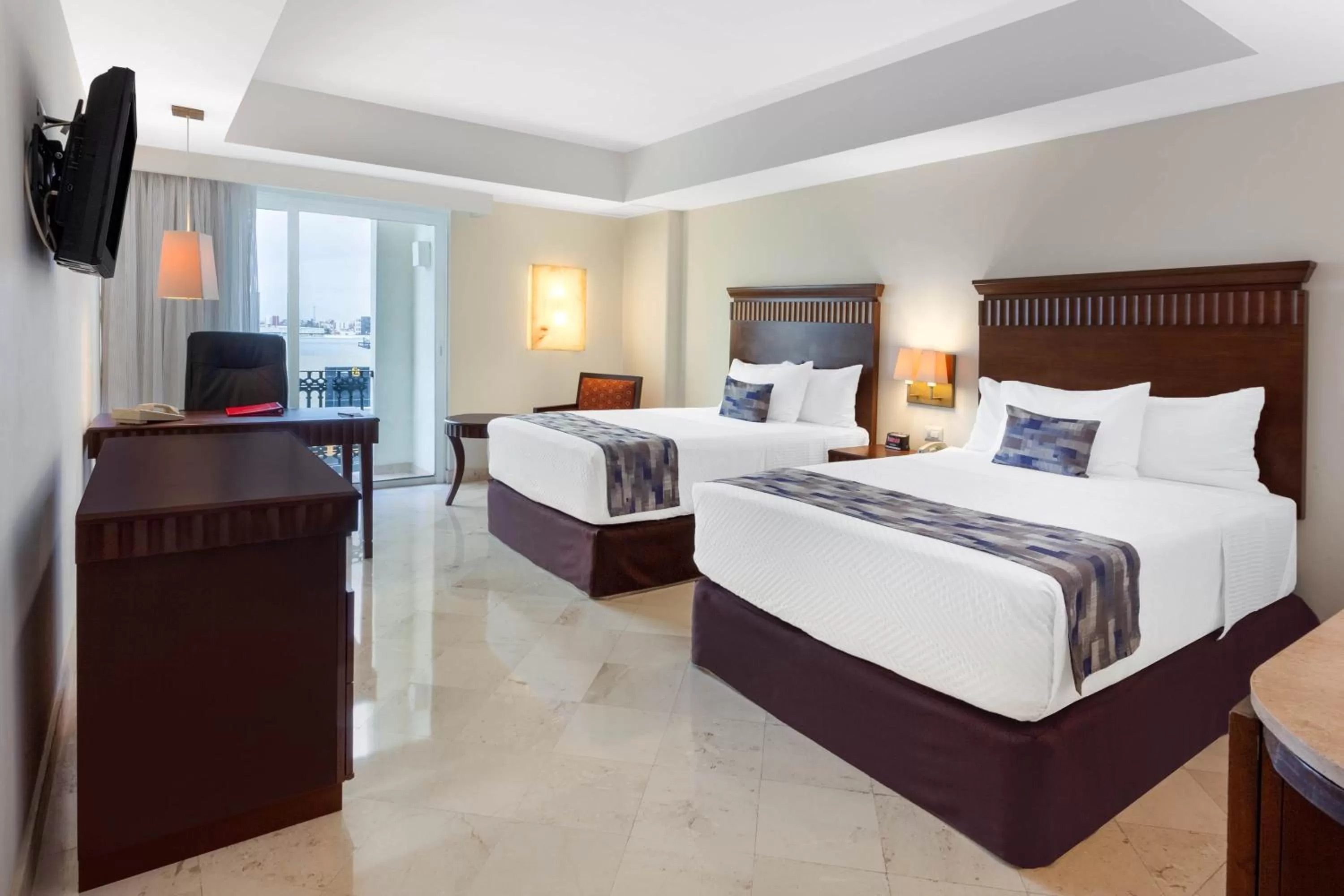 Photo of the whole room, Bed in Ramada Plaza by Wyndham Veracruz Boca del Rio