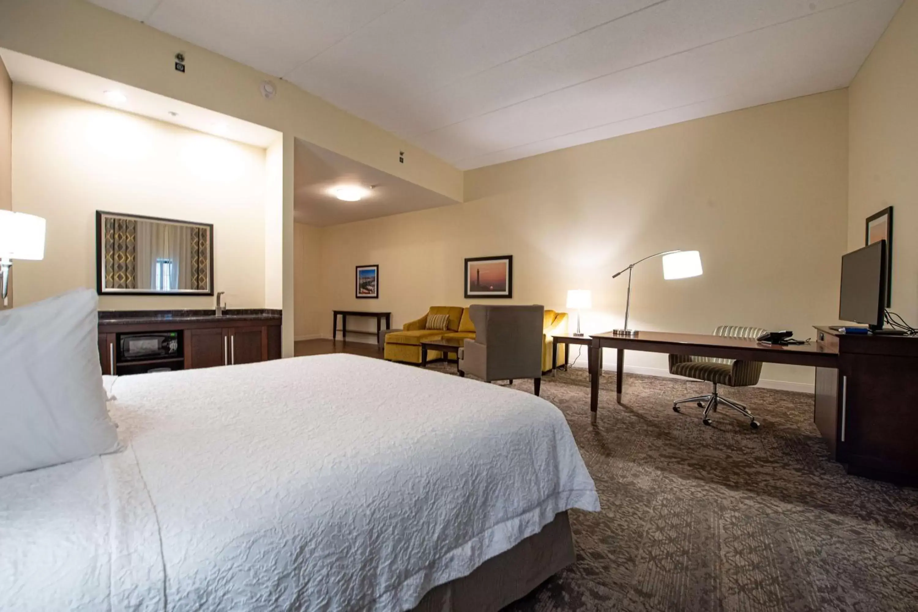 Bed in Hampton Inn & Suites By Hilton - Rockville Centre