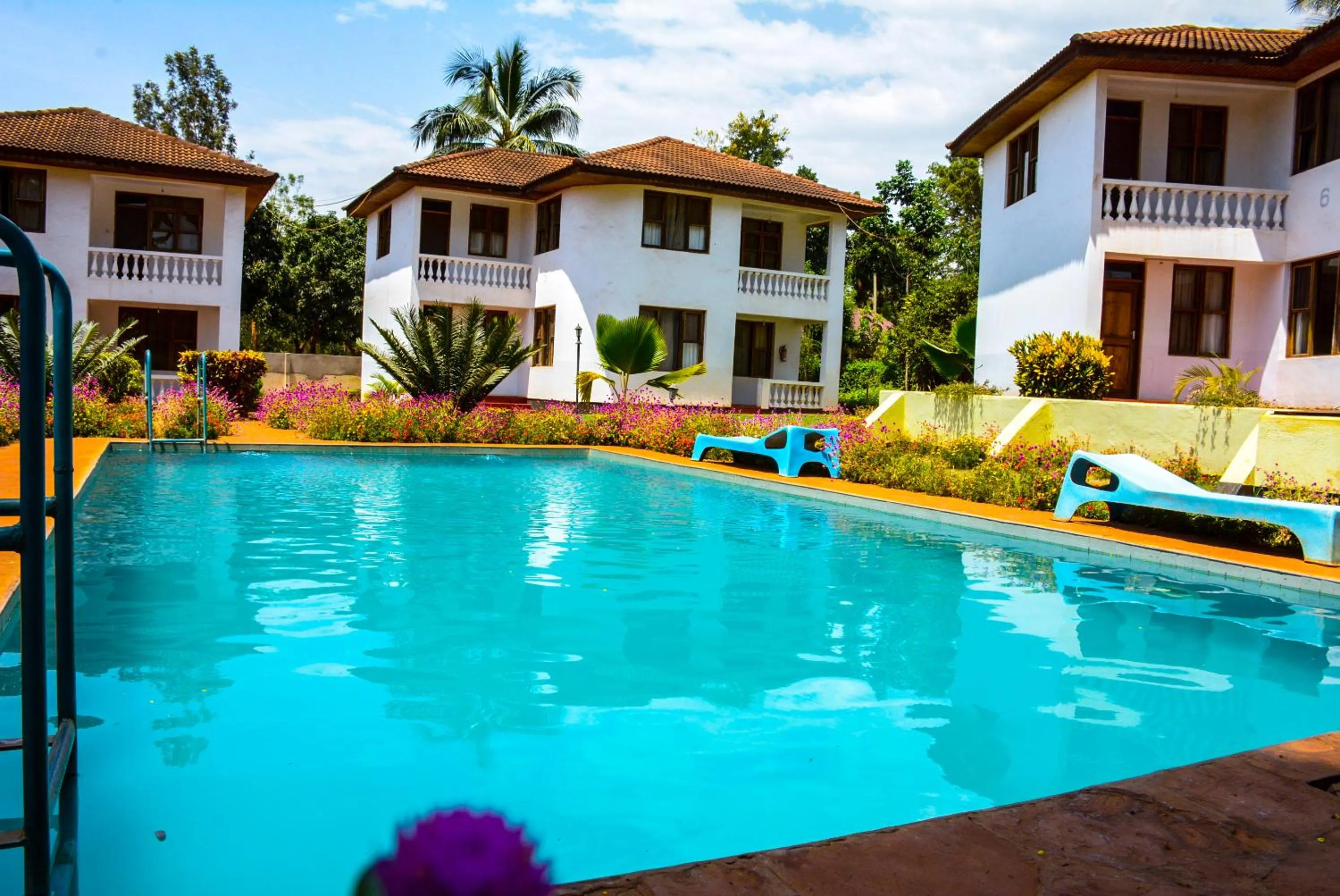 Swimming pool in Keys Hotel Mbokomu Branch