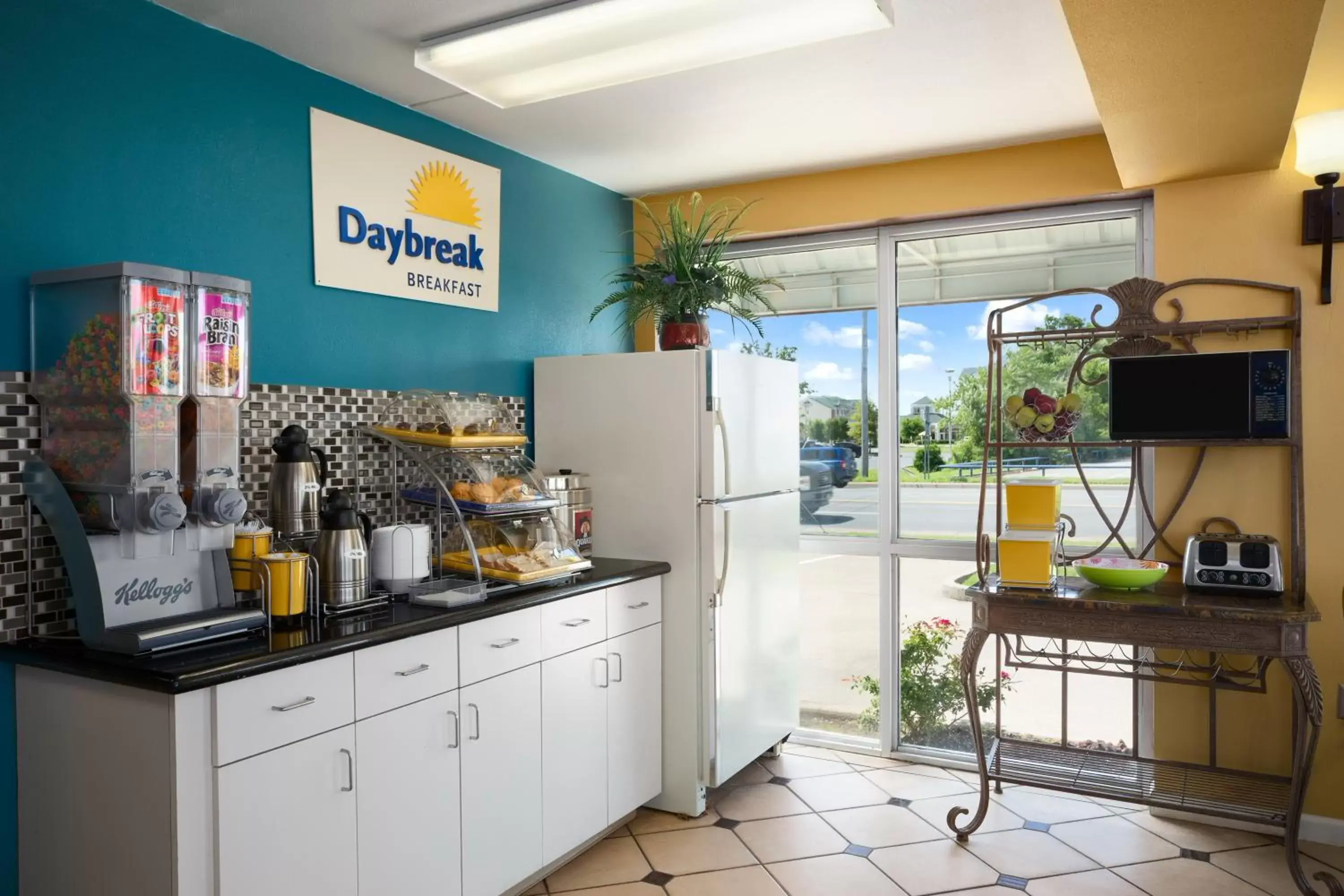 Breakfast, Kitchen/Kitchenette in Days Inn by Wyndham Conway