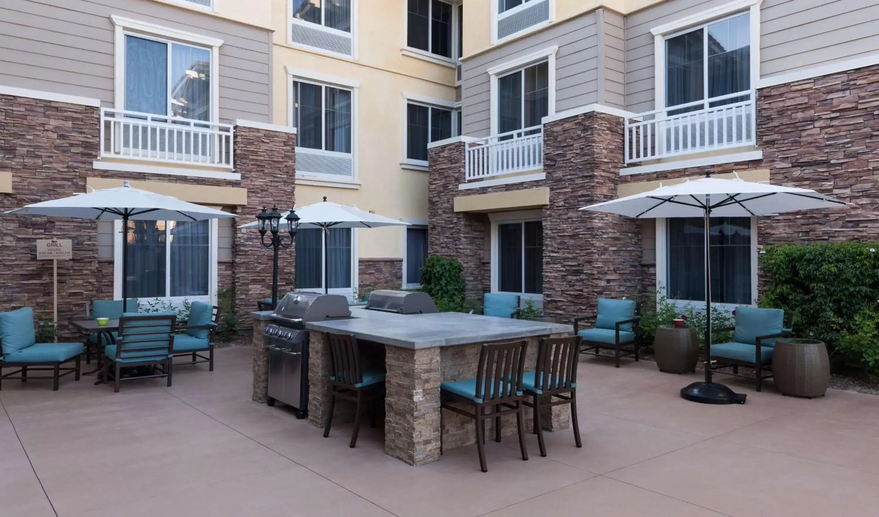 Inner courtyard view in Homewood Suites by Hilton Agoura Hills