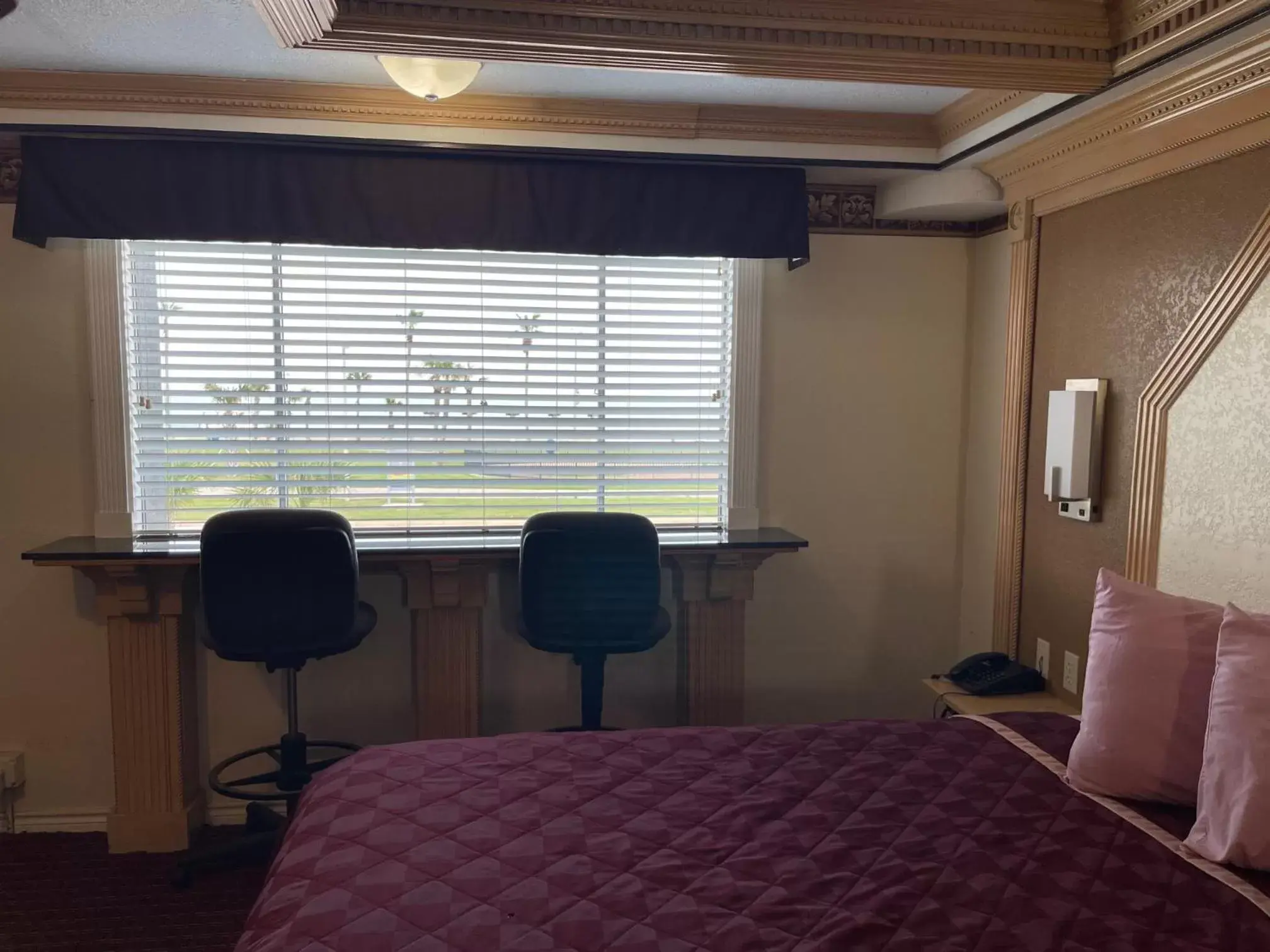 Bedroom, TV/Entertainment Center in Budget Inn and Suites Corpus Christi
