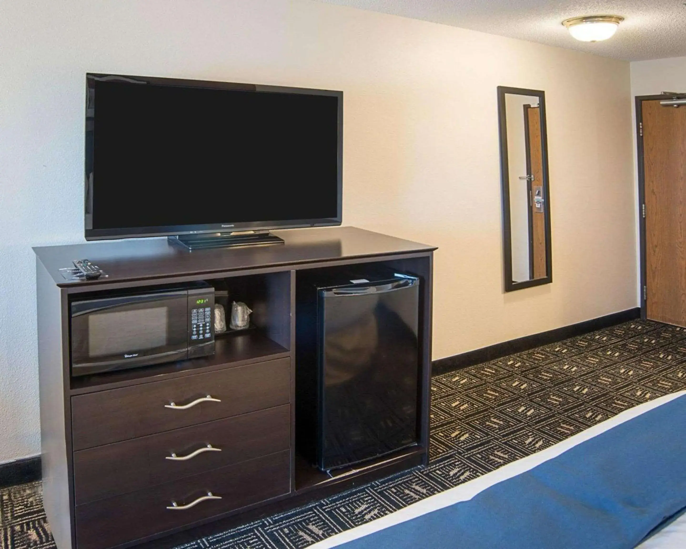 Photo of the whole room, TV/Entertainment Center in Brooklyn Center Quality Inn