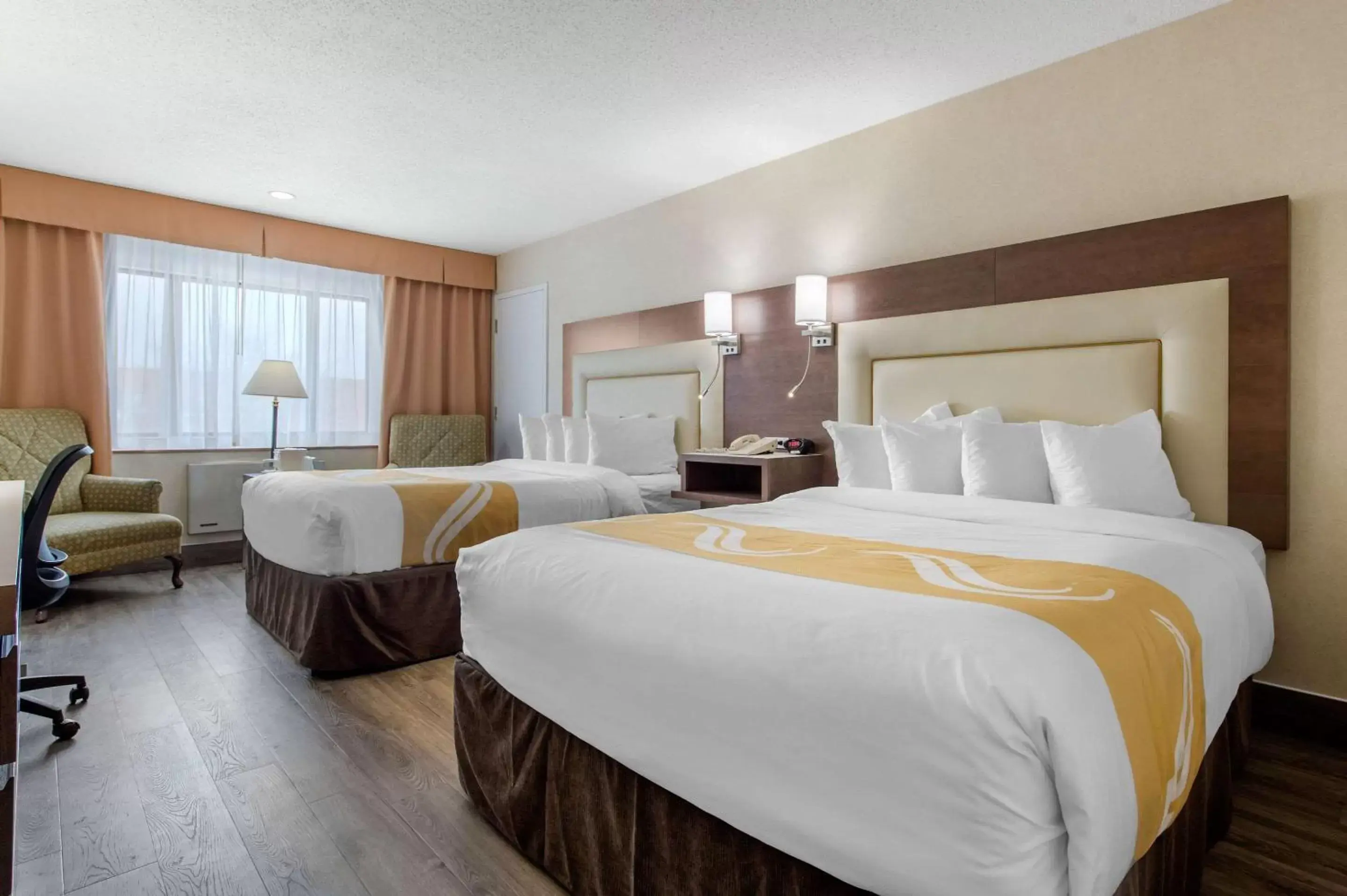 Bedroom, Bed in Quality Inn & Suites & Conference Centre - Gatineau