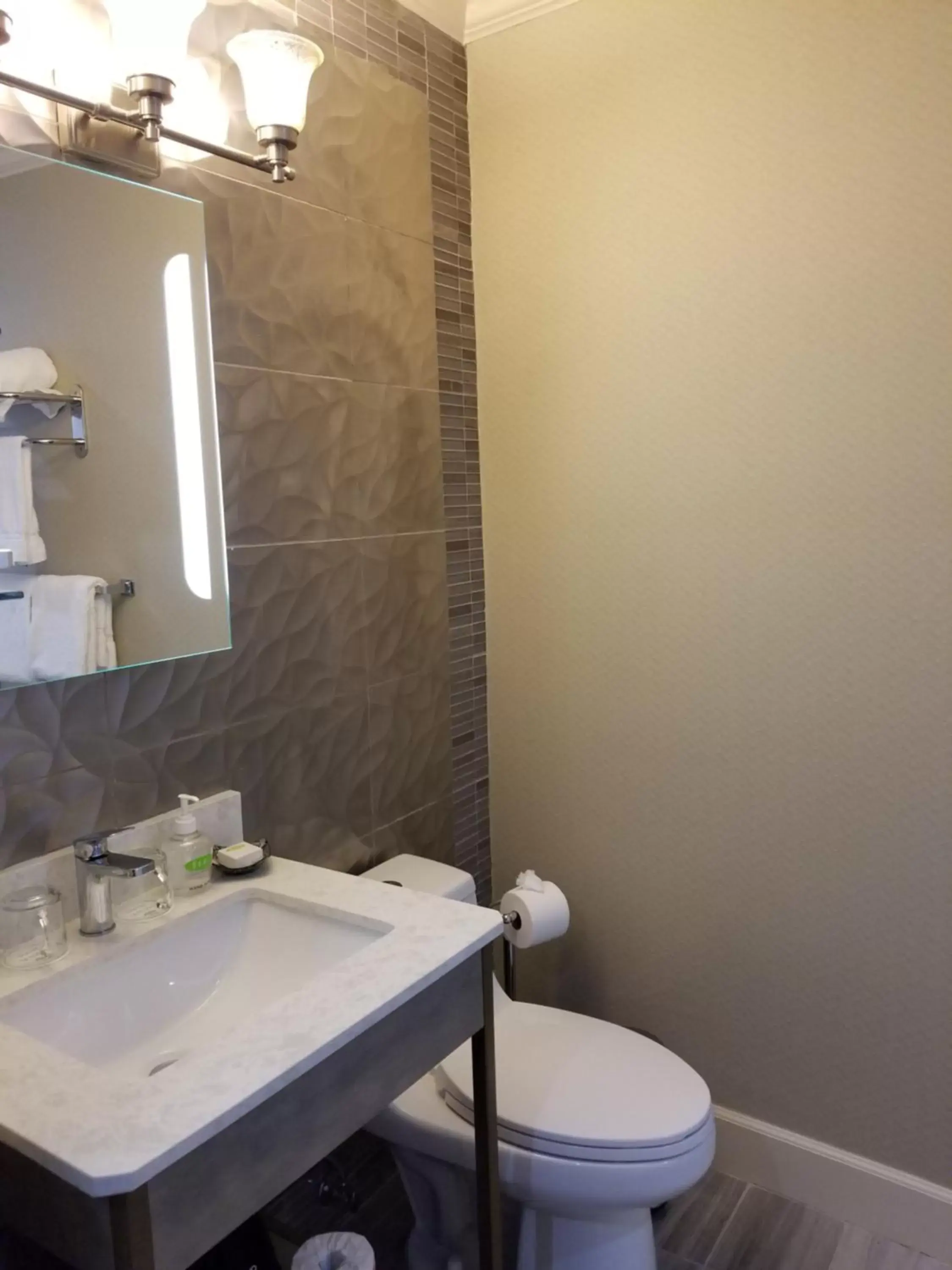 Bathroom in SenS Hotel & Vanne Bistro Berkeley