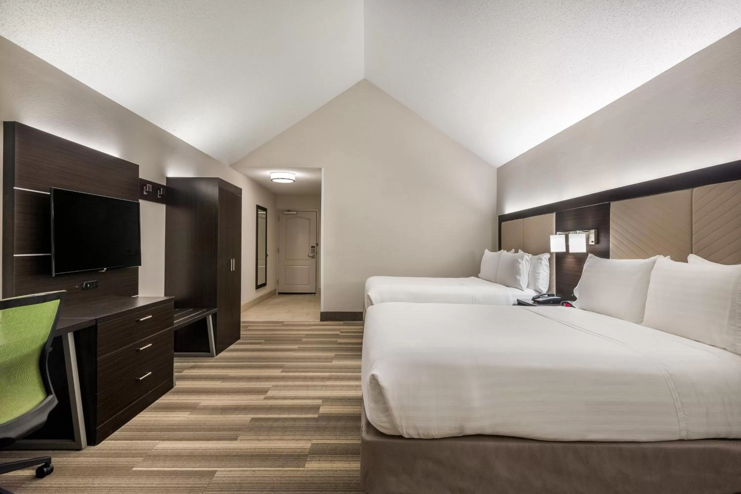 Photo of the whole room, Bed in Holiday Inn Express & Suites Florence I-95 & I-20 Civic Ctr by IHG