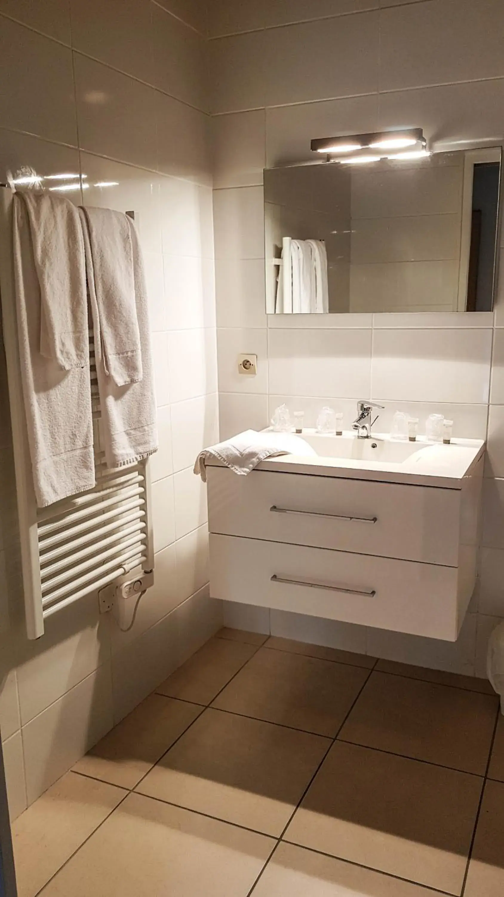 Shower, Bathroom in H¿tel Restaurant Le Relais de l'Estuaire