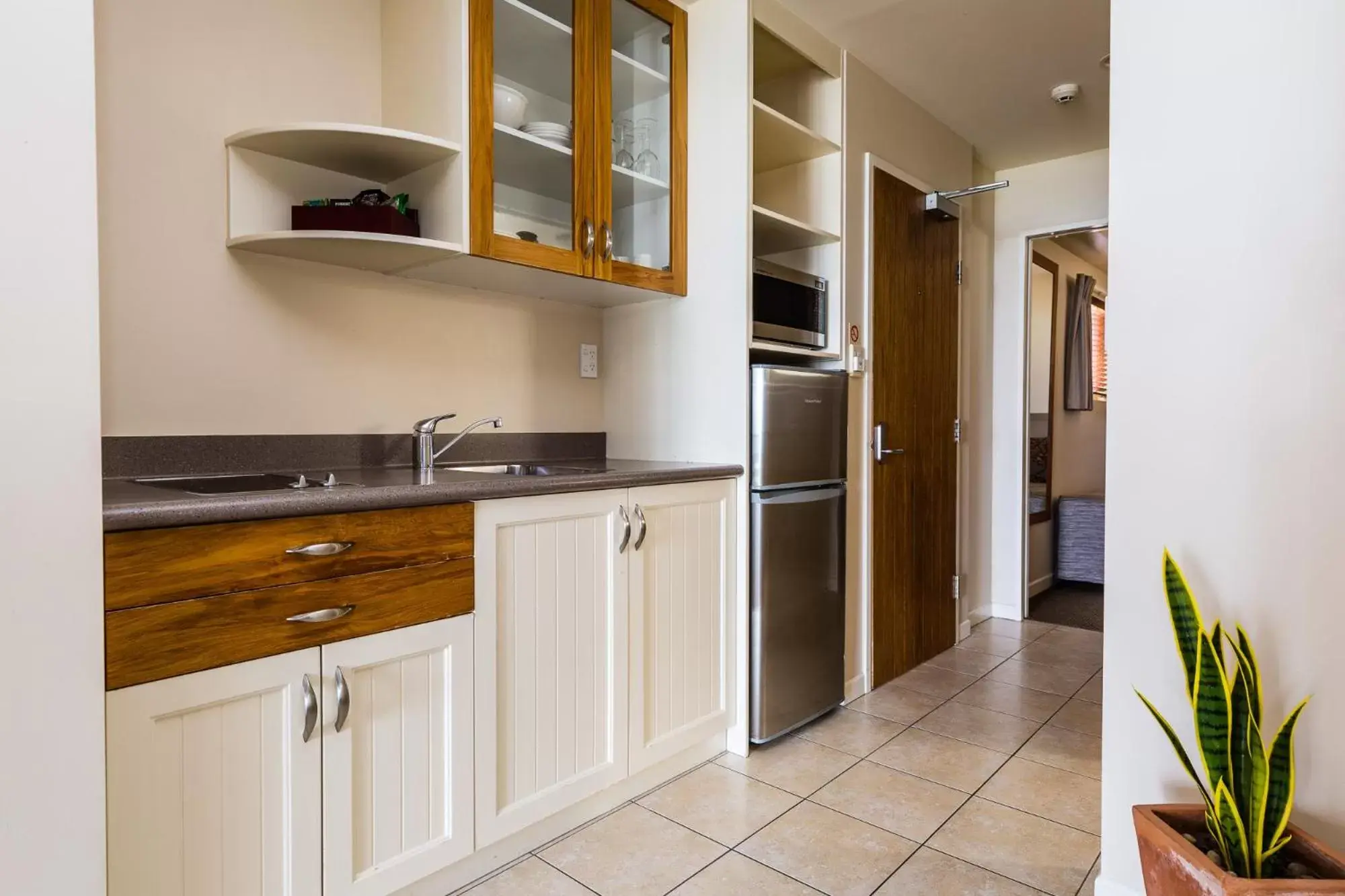 Kitchen/Kitchenette in Pebble Beach Motor Inn