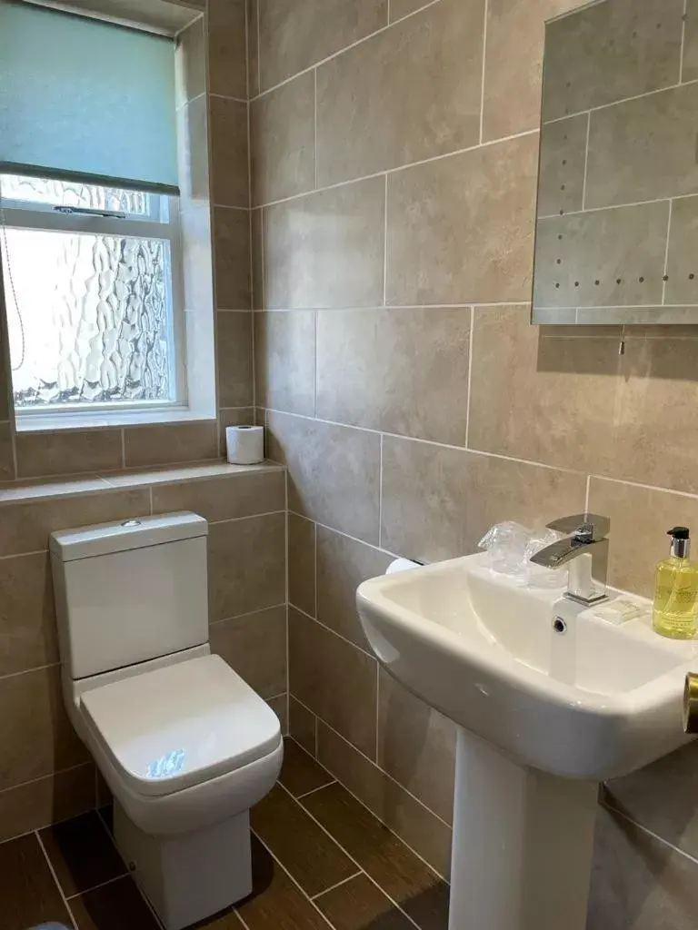 Toilet, Bathroom in Best Western Claydon Hotel