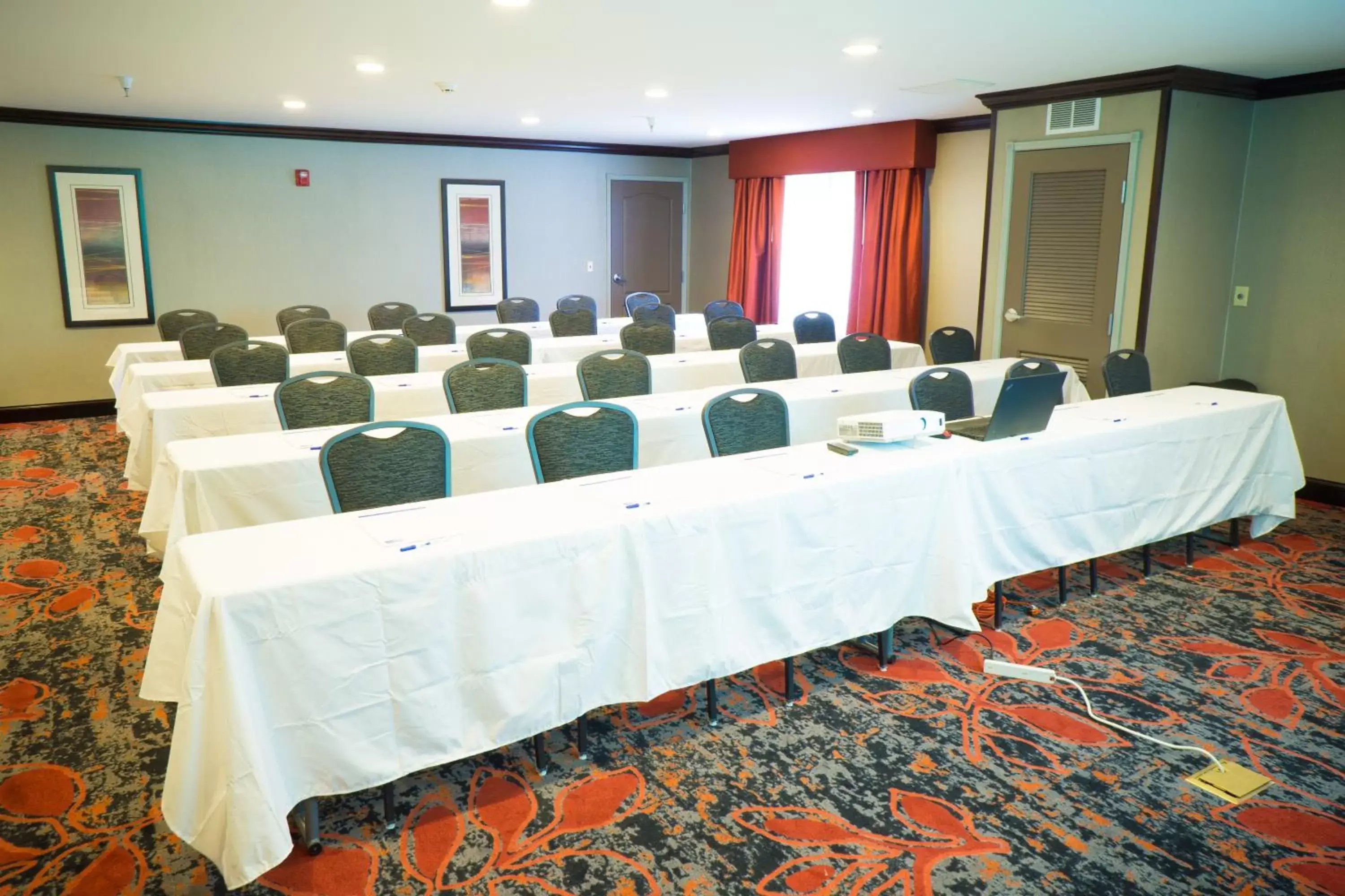 Meeting/conference room in Holiday Inn Express & Suites Rapid City, an IHG Hotel