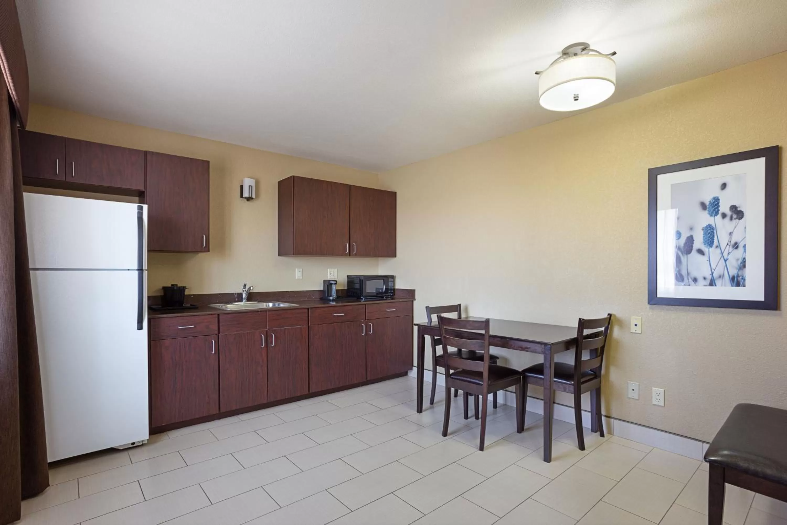 Kitchen or kitchenette in La Quinta by Wyndham Meridian / Boise West
