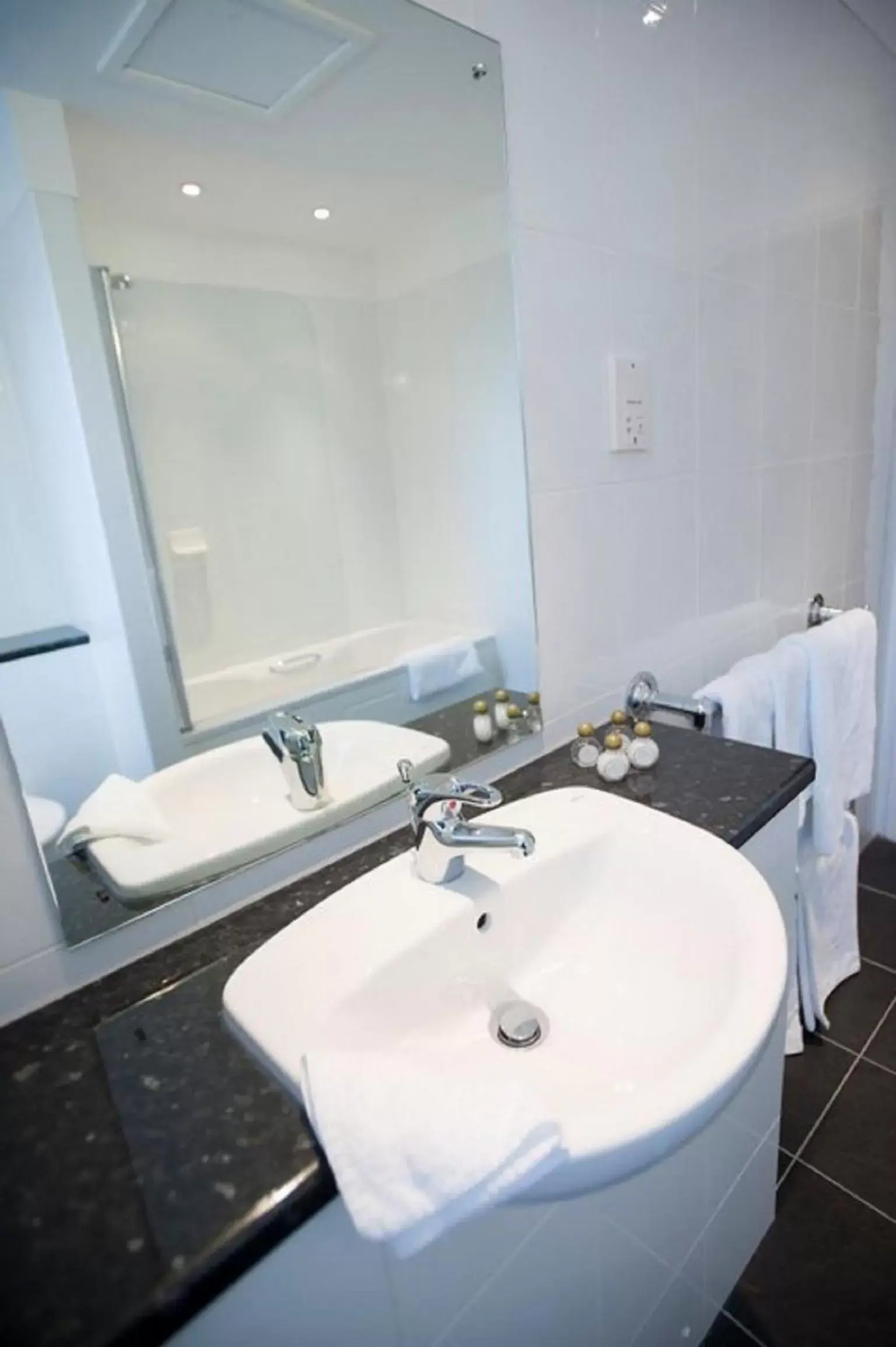 Bathroom in Marsham Court Hotel
