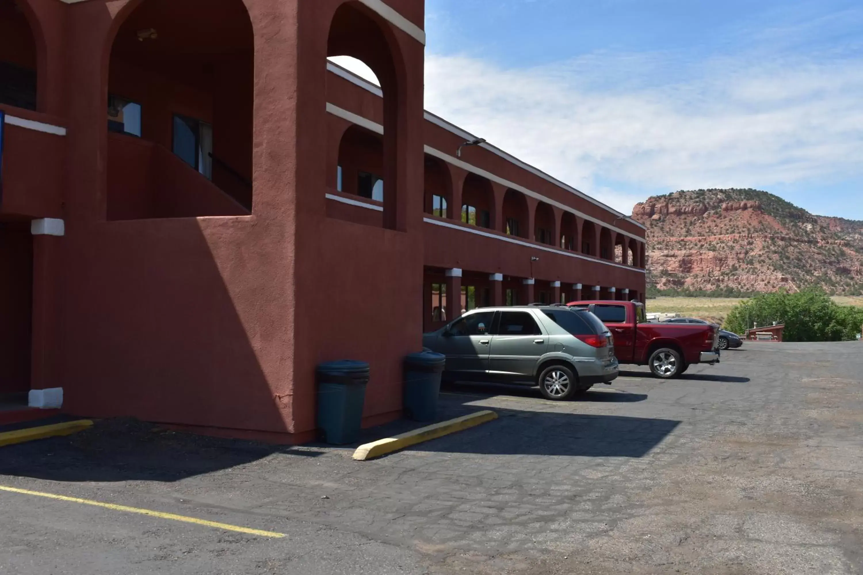 Parking, Property Building in Rodeway Inn Kanab - National Park Area