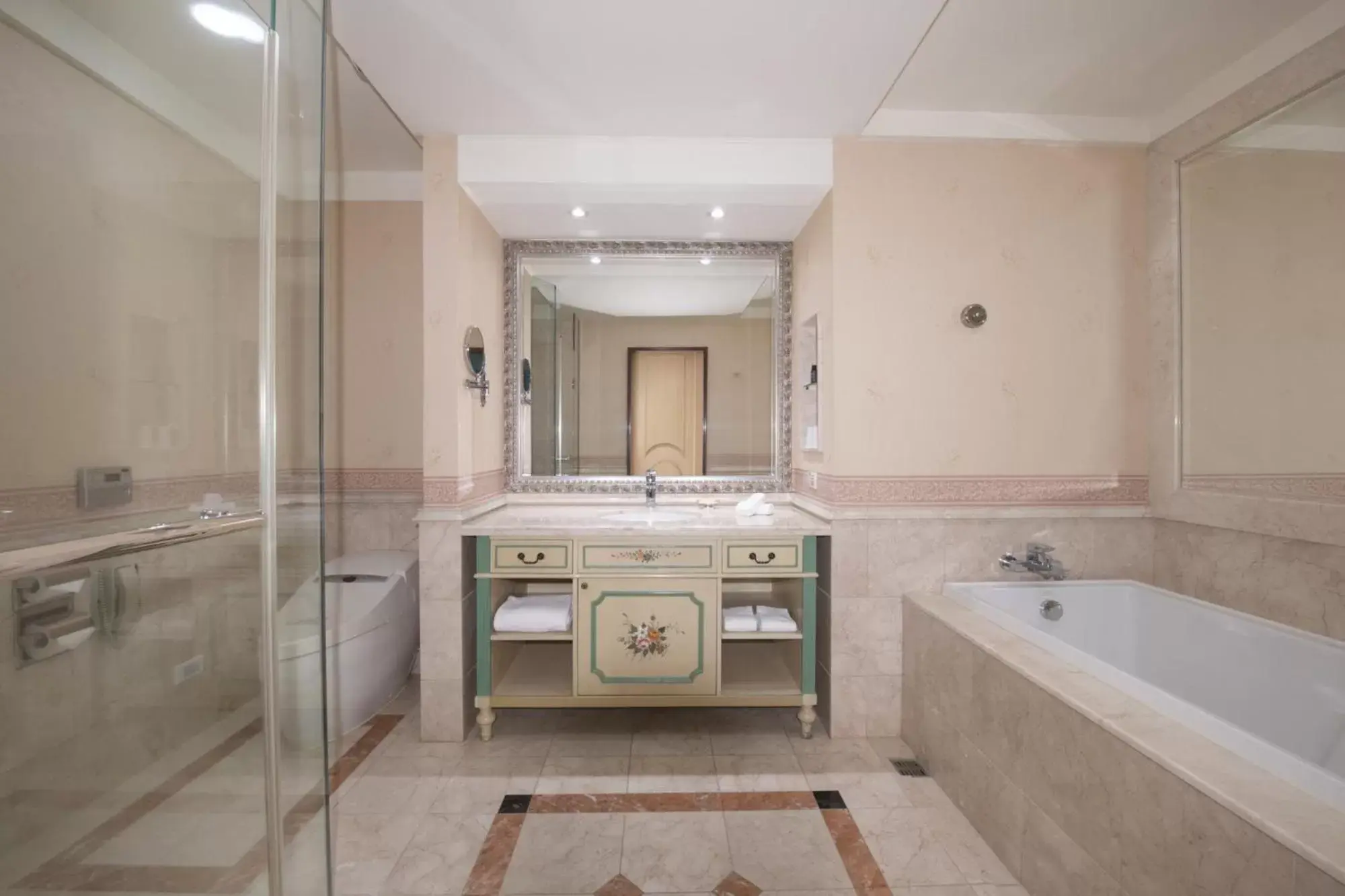 Queen Room with Balcony in Hamp Court Palace Taipei Queen Room with Balcony in Hamp Court Palace Taipei