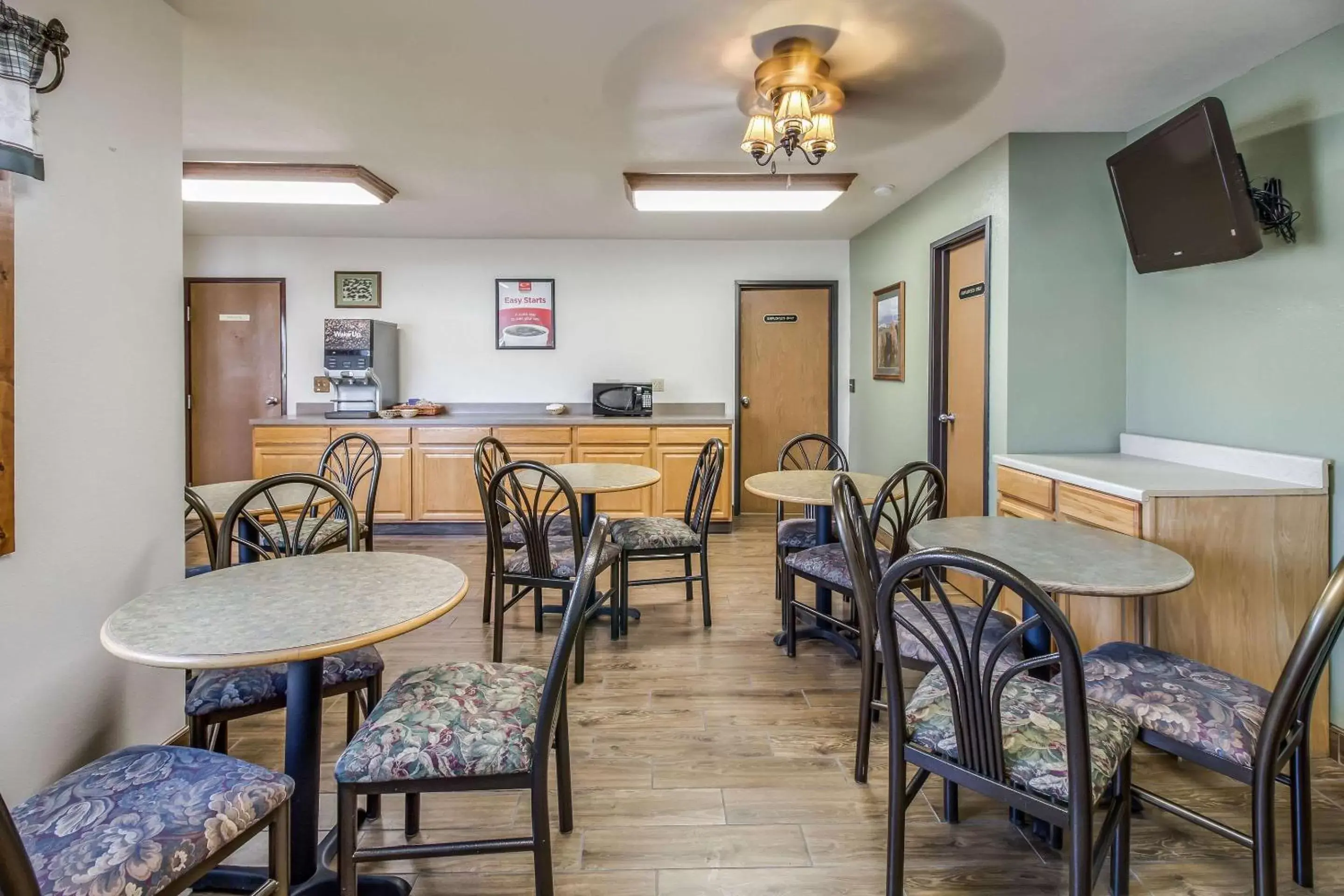 Restaurant/places to eat in Econo Lodge, Downtown Custer Near Custer State Park and Mt Rushmore