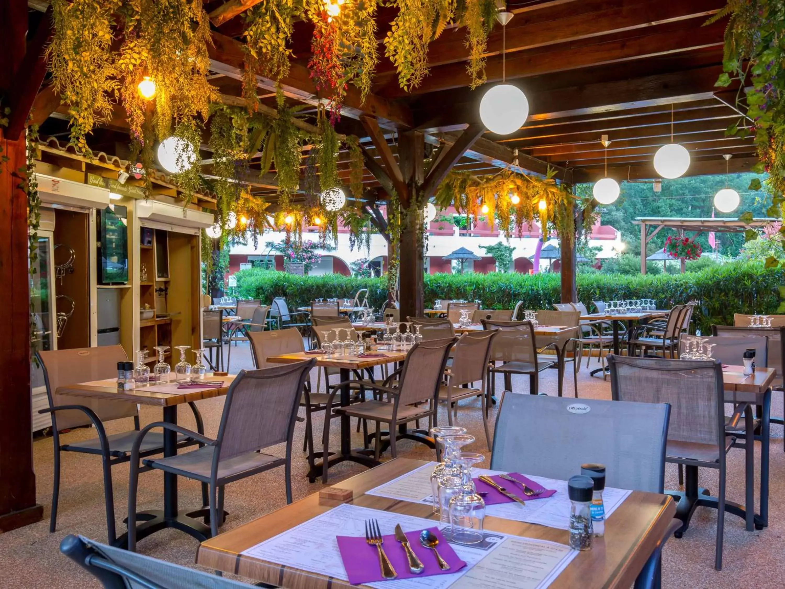 Restaurant/Places to Eat in Les Pins Blancs en Provence