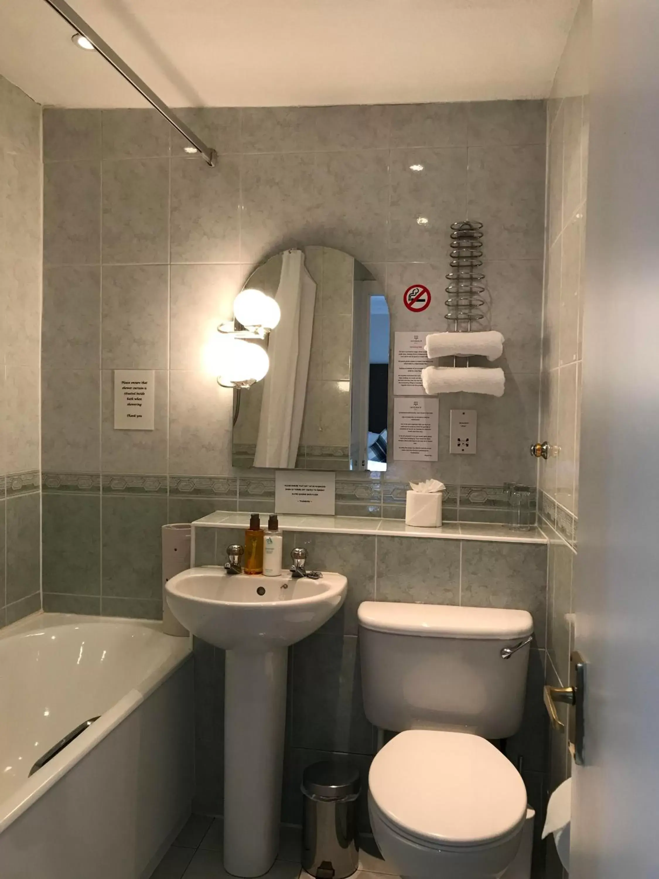 Bathroom in Inverkip Hotel