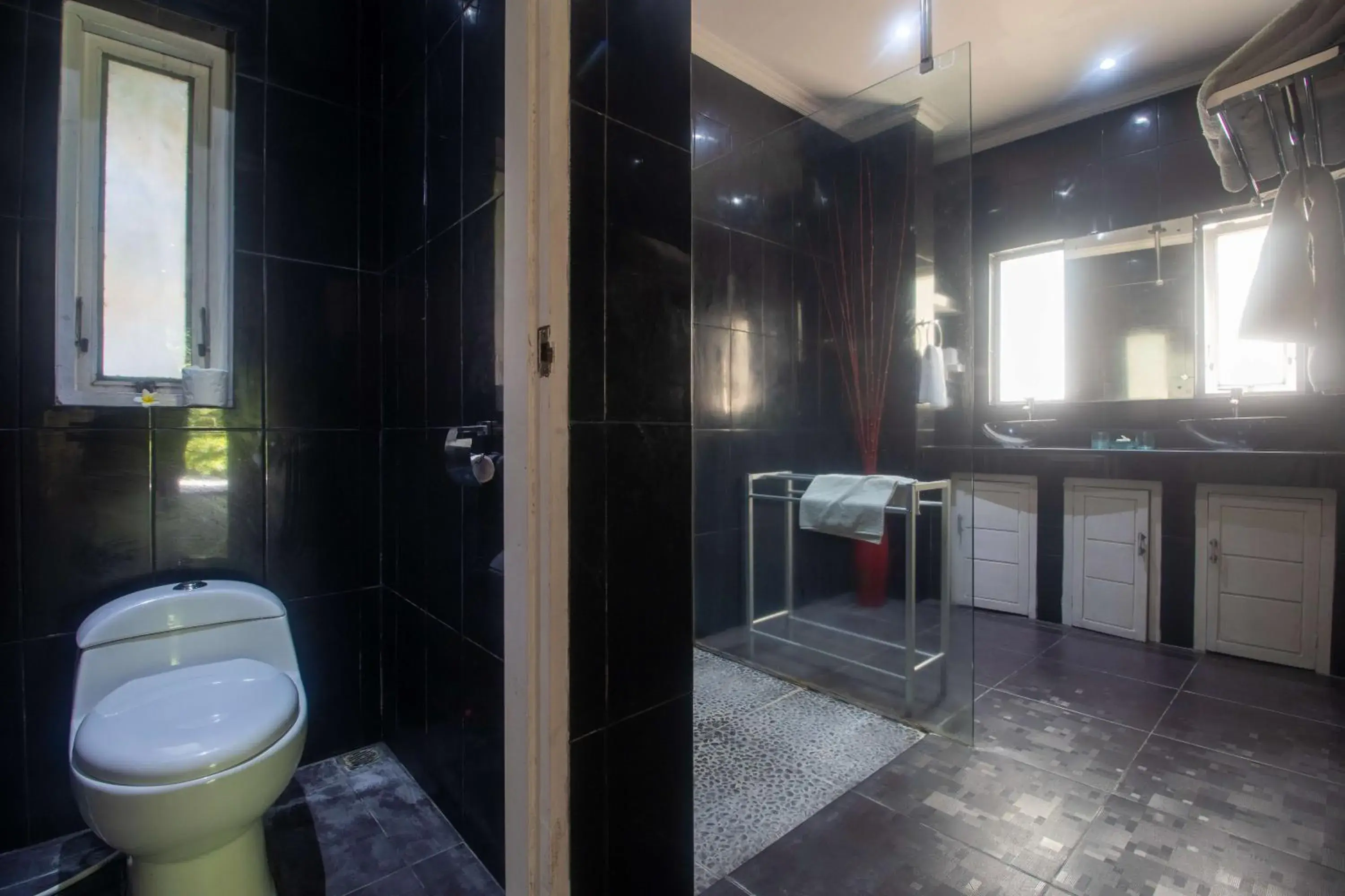 Shower in Aleesha Villas and Suites Shower in Aleesha Villas and Suites