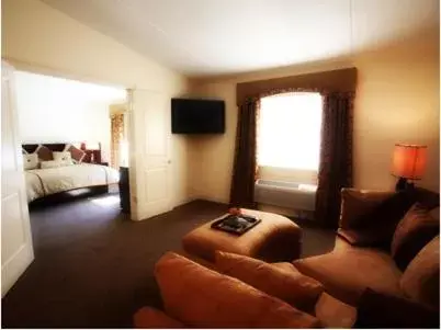 Bed, Seating Area in Inn at Arbor Ridge Hotel and Conference Center